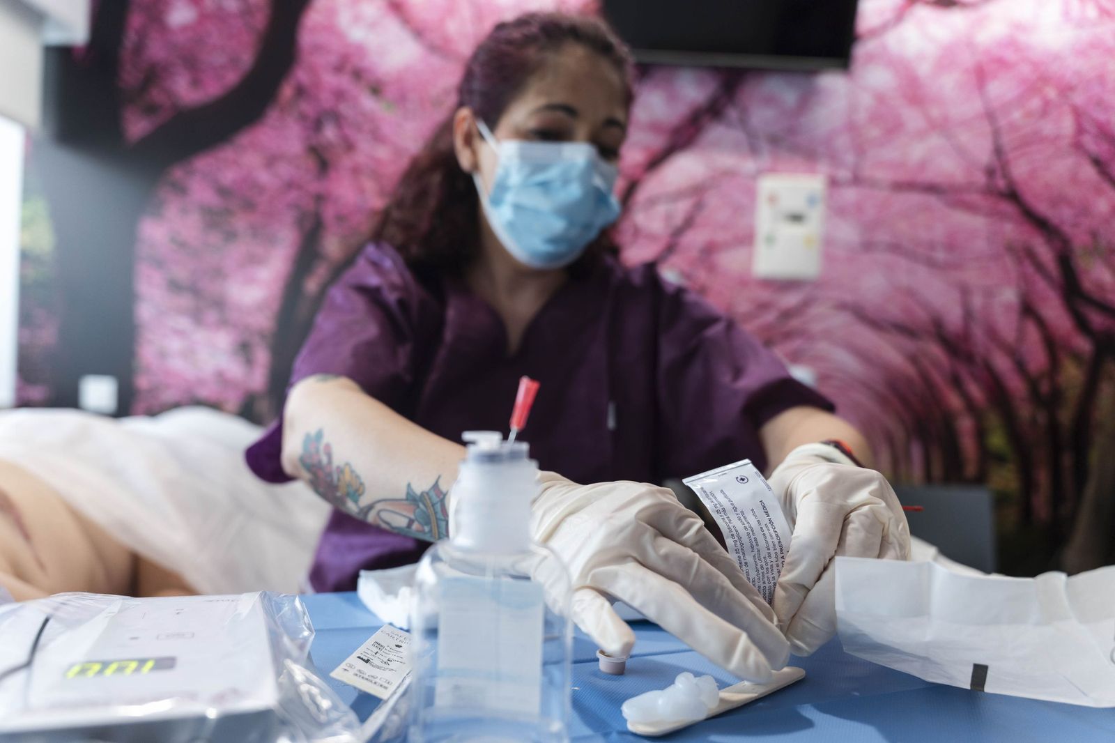 Un tratamiento de micropigmentación por mastectomía en un hombre, en imágenes