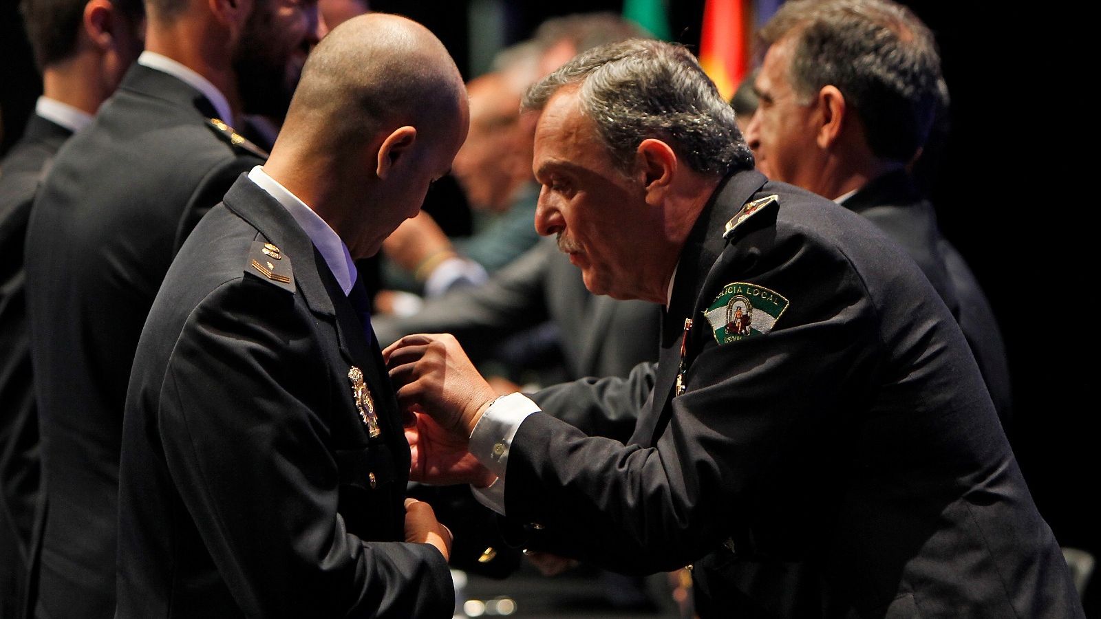 El superintendente de la Policía Local Gabriel Nevado coloca la medalla a un policía nacional