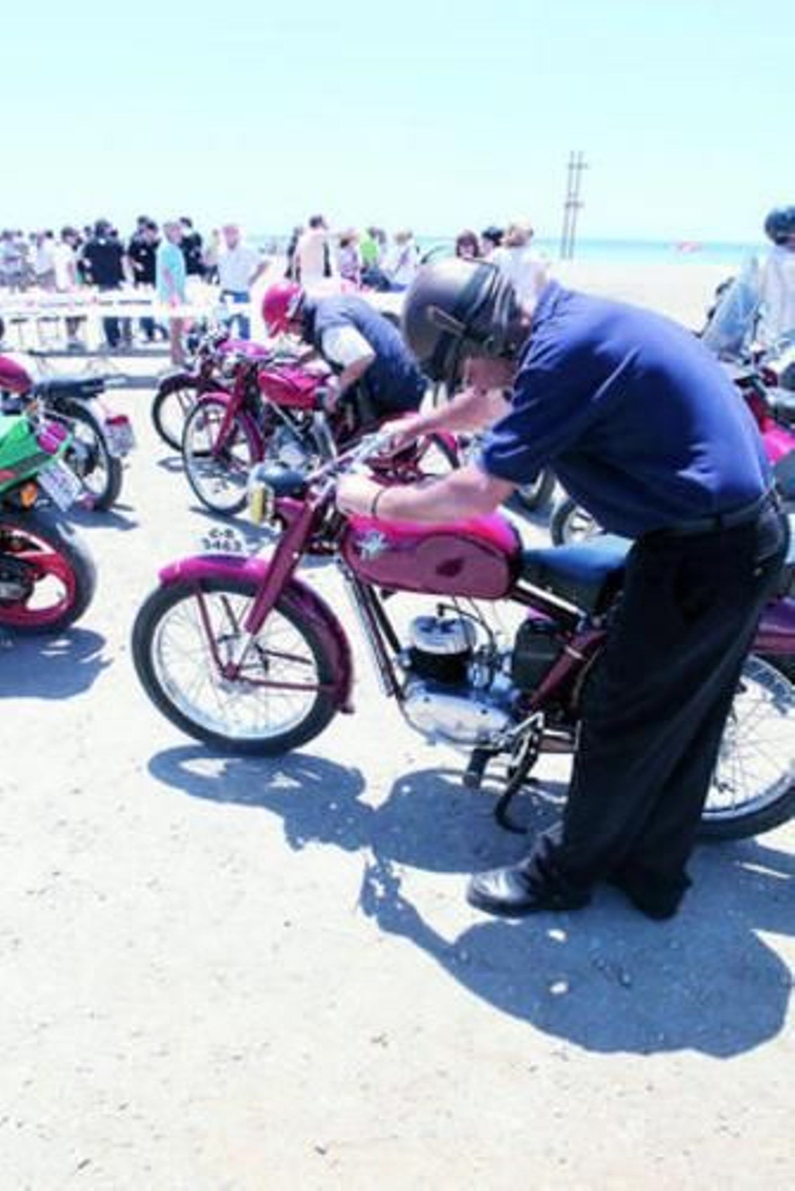 1. Un centenar de motocicletas con más de 50 años participaron en la reunión del Club Antaño. 2. La cita atrae a amantes de las motos de toda Andalucía. 3. La jornada se cerró con 70 kilos de sardinas. /Fotos: S. Rodríguez