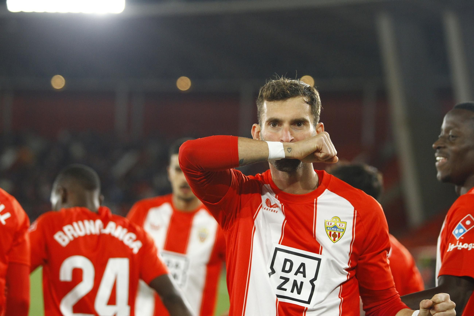 La U.D. Almería se impone por 1-0 al C.D. Mirandés y alcanza la segunda plaza, en imágenes