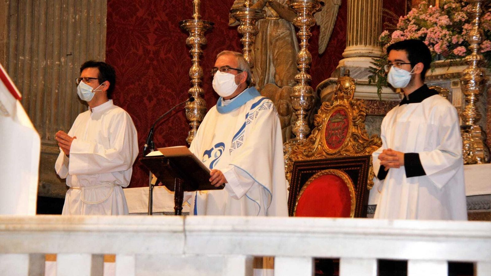 El párroco de la basílica, Diego Valle, provisto de mascarilla, presidió la eucaristía.