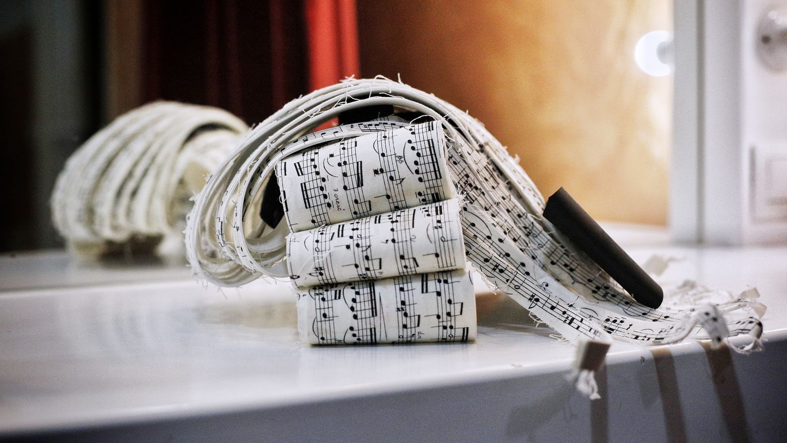 La peluca con tiras de pentagramas