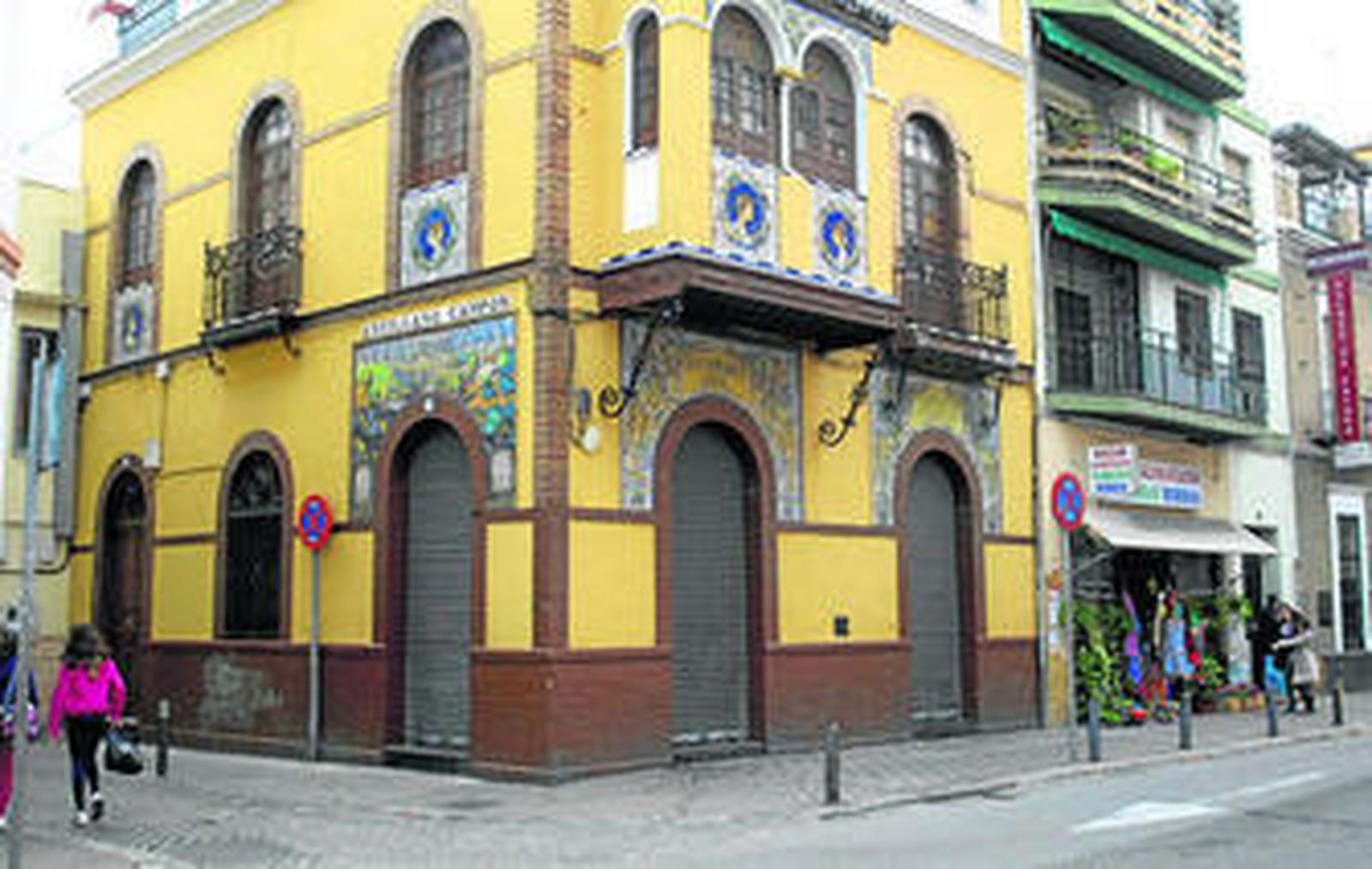 El establecimiento, en la calle Pagés del Corro, cerrado en el mediodía de ayer.