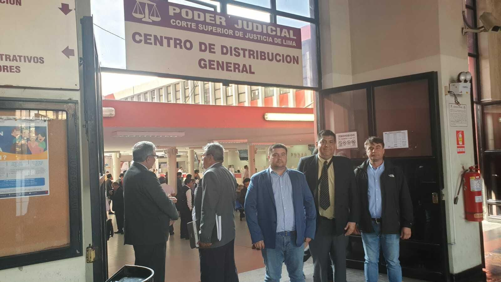 Rubén García, su hermano José Ángel y el abogado, a la entrada de la Corte Superior de Justicia de Lima.