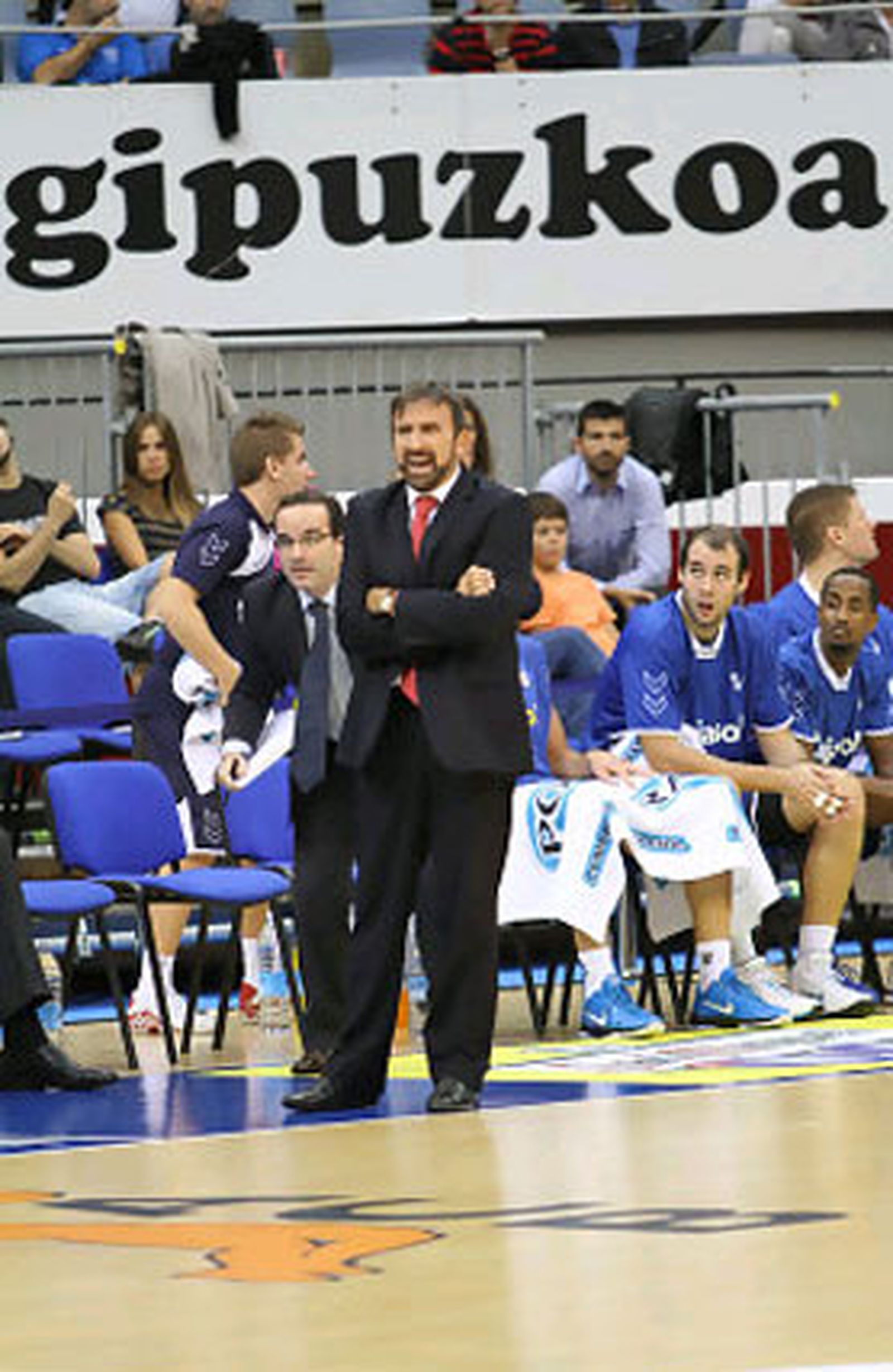 Joan Plaza, brazos cruzados en la banda

Foto: ACB Photo / L. García