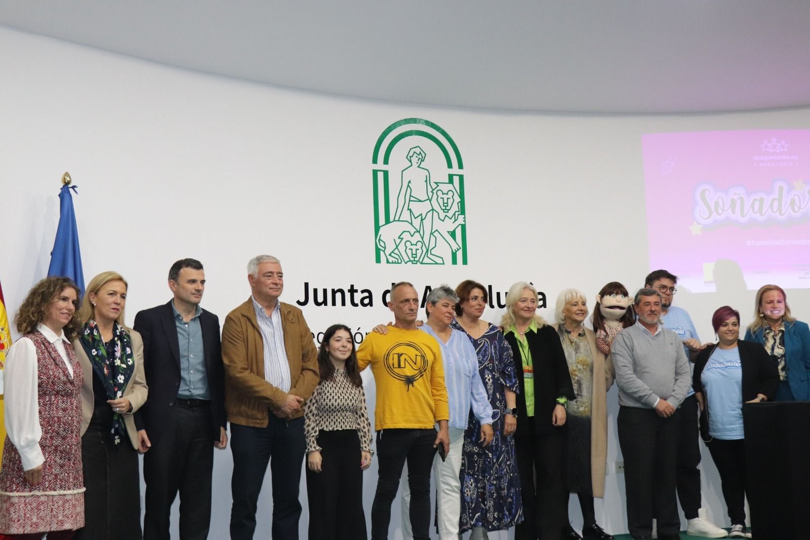 Familias, representantes de instituciones y de Márgenes y Vínculos en el acto celebrado en la Junta.