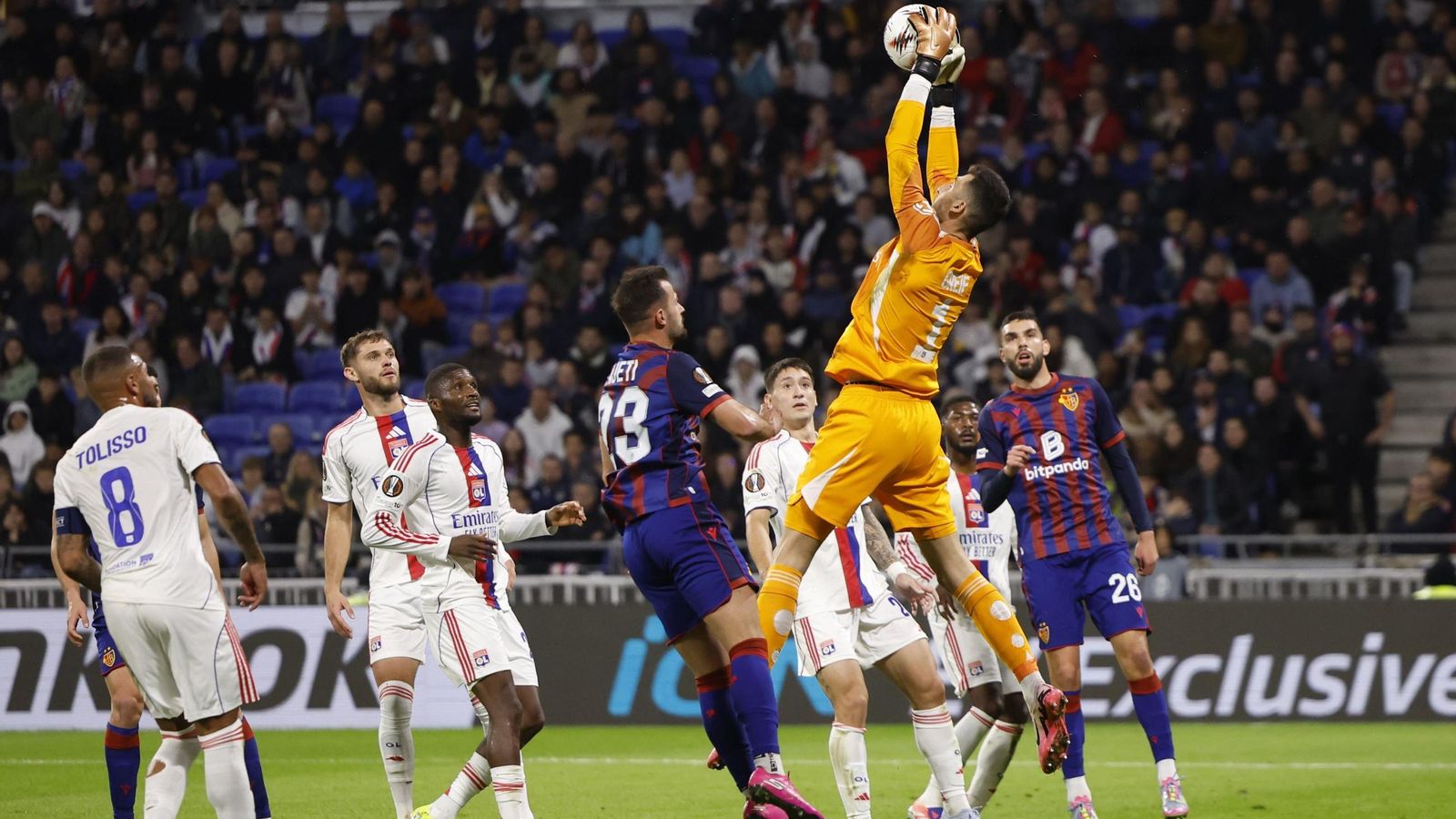 Un poderoso Greif sale por el balón en un lance del duelo ante el Basilea.