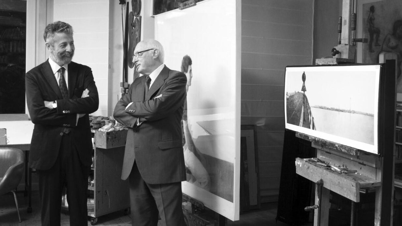 Hernán Cortés y José Pedro Pérez-Llorca en el estudio del pintor, junto a una obra de Cádiz