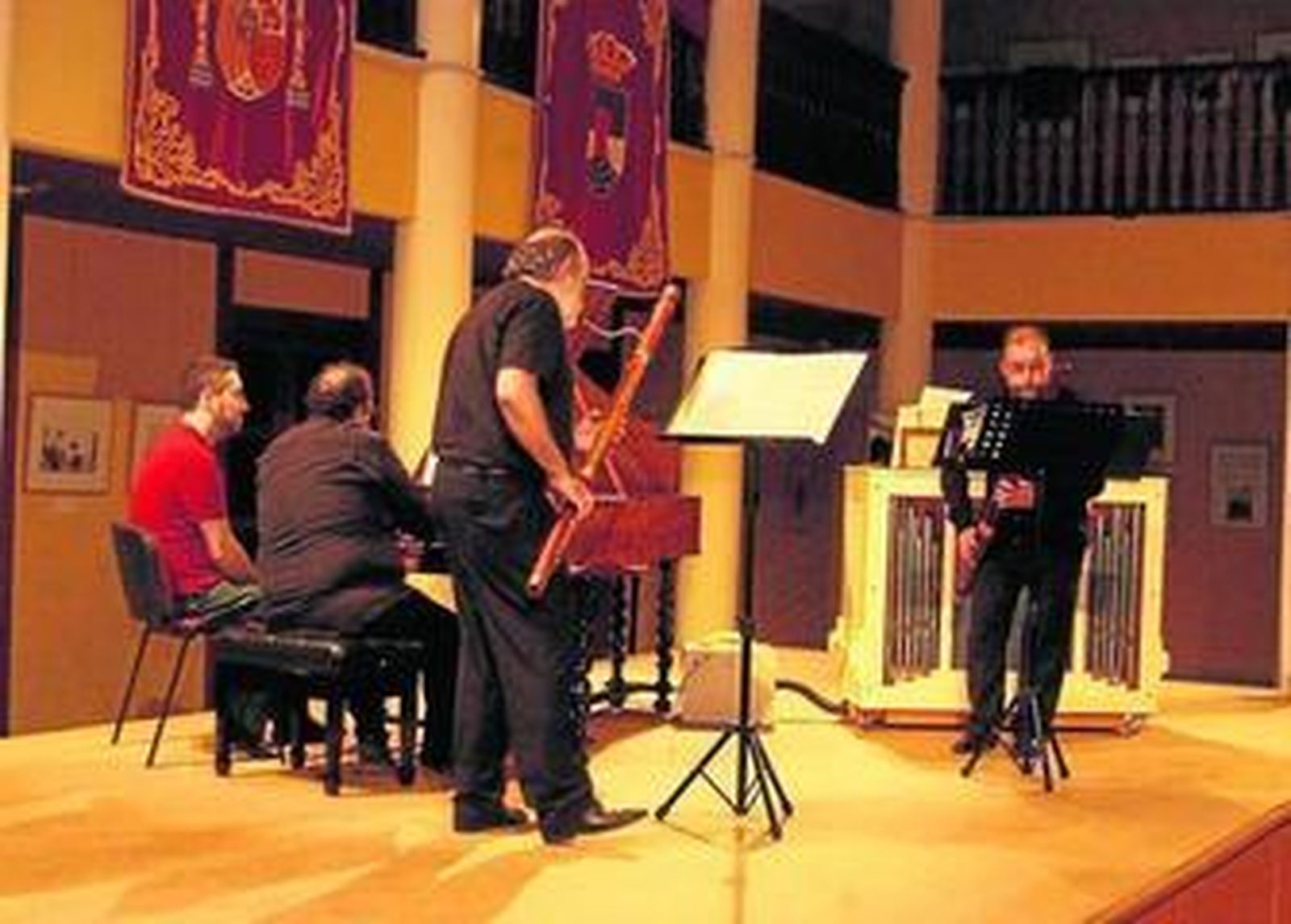 Los componentes de Ministriles de Marsias durante su concierto en Roquetas de Mar.