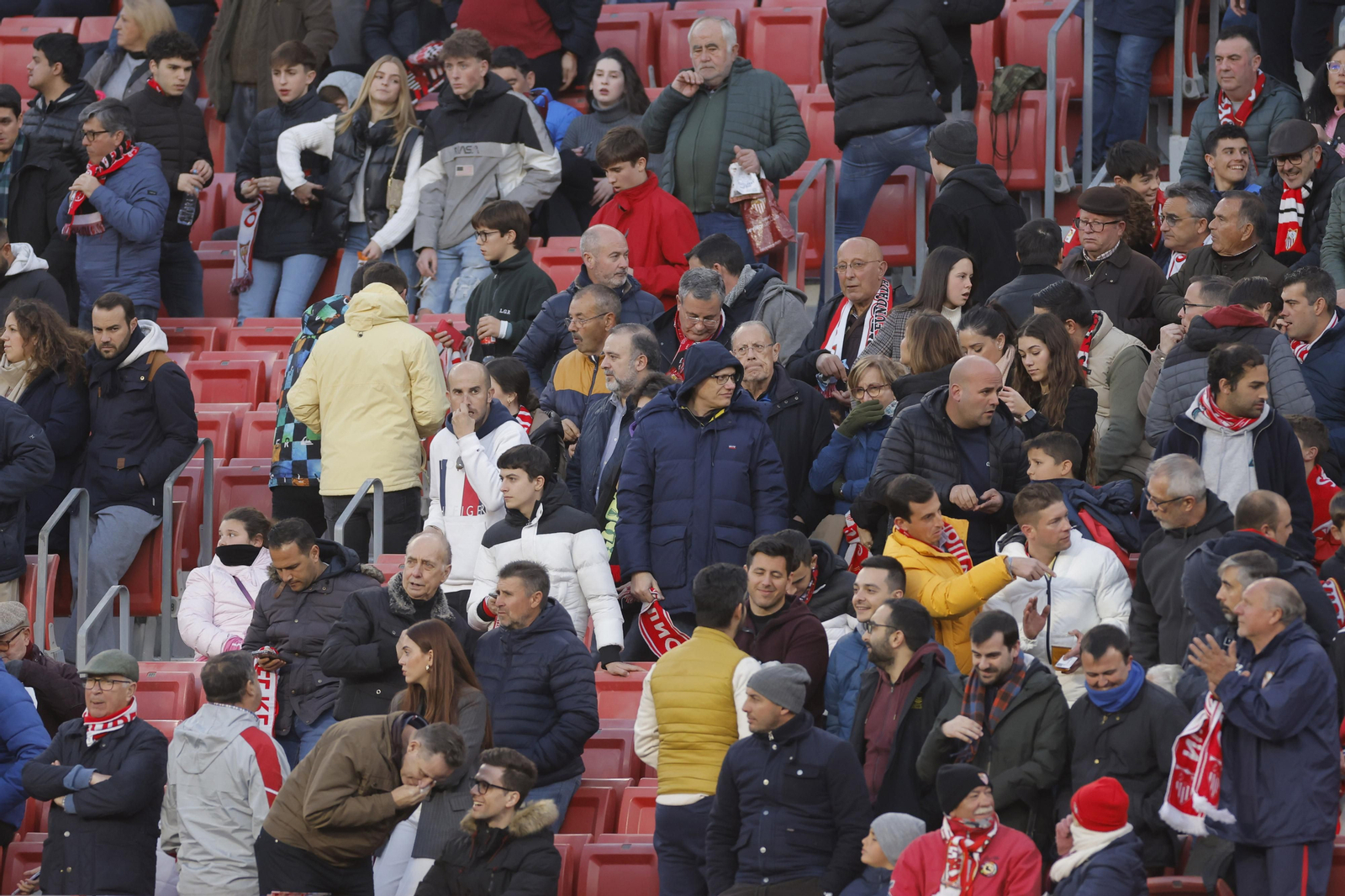 Búscate en las fotos del Sevilla-Elche