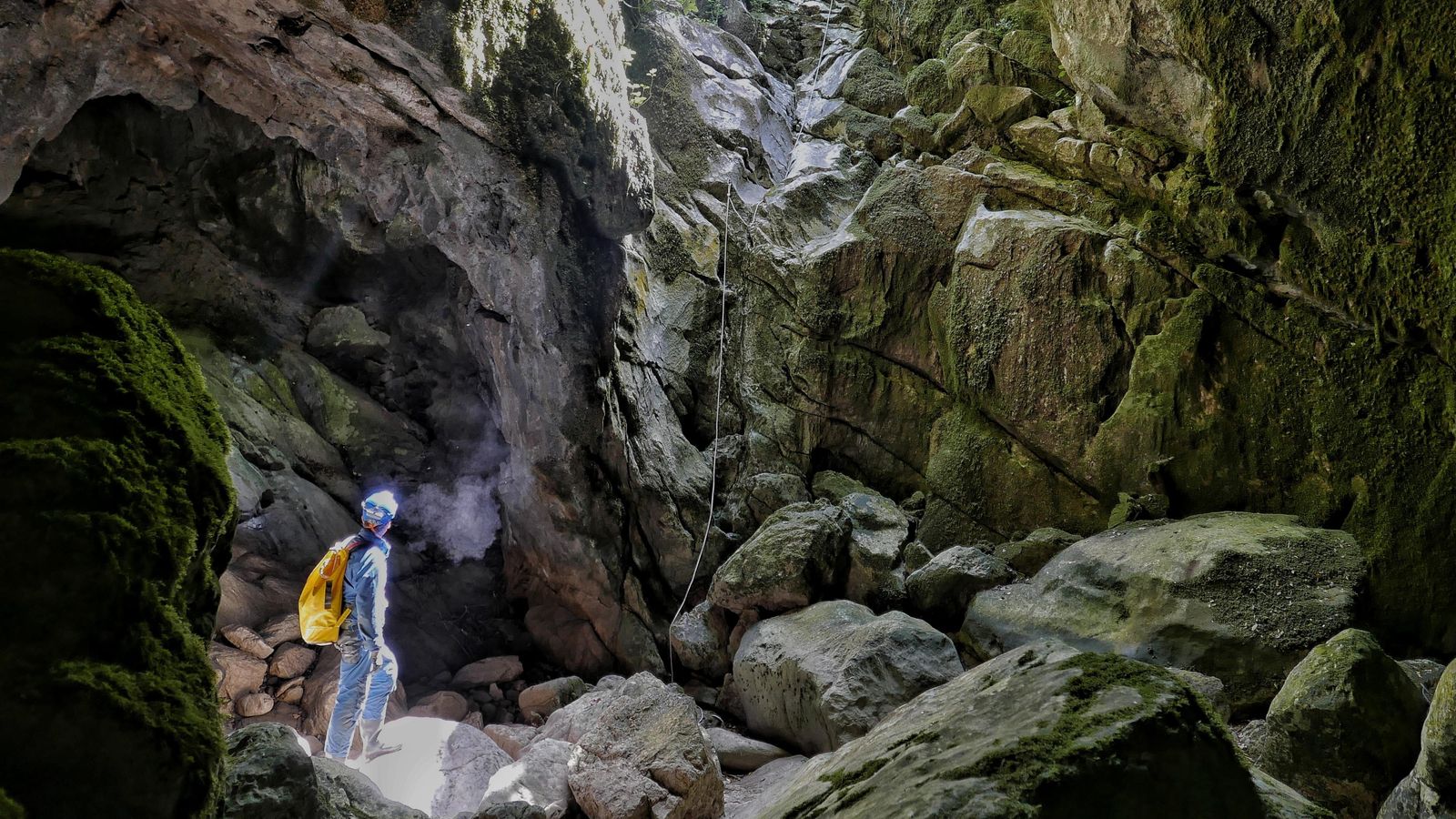 Un espeleólogo del GIEZ en el sumidero de  Parralejo en el Peñón de la Motilla de Jerez.