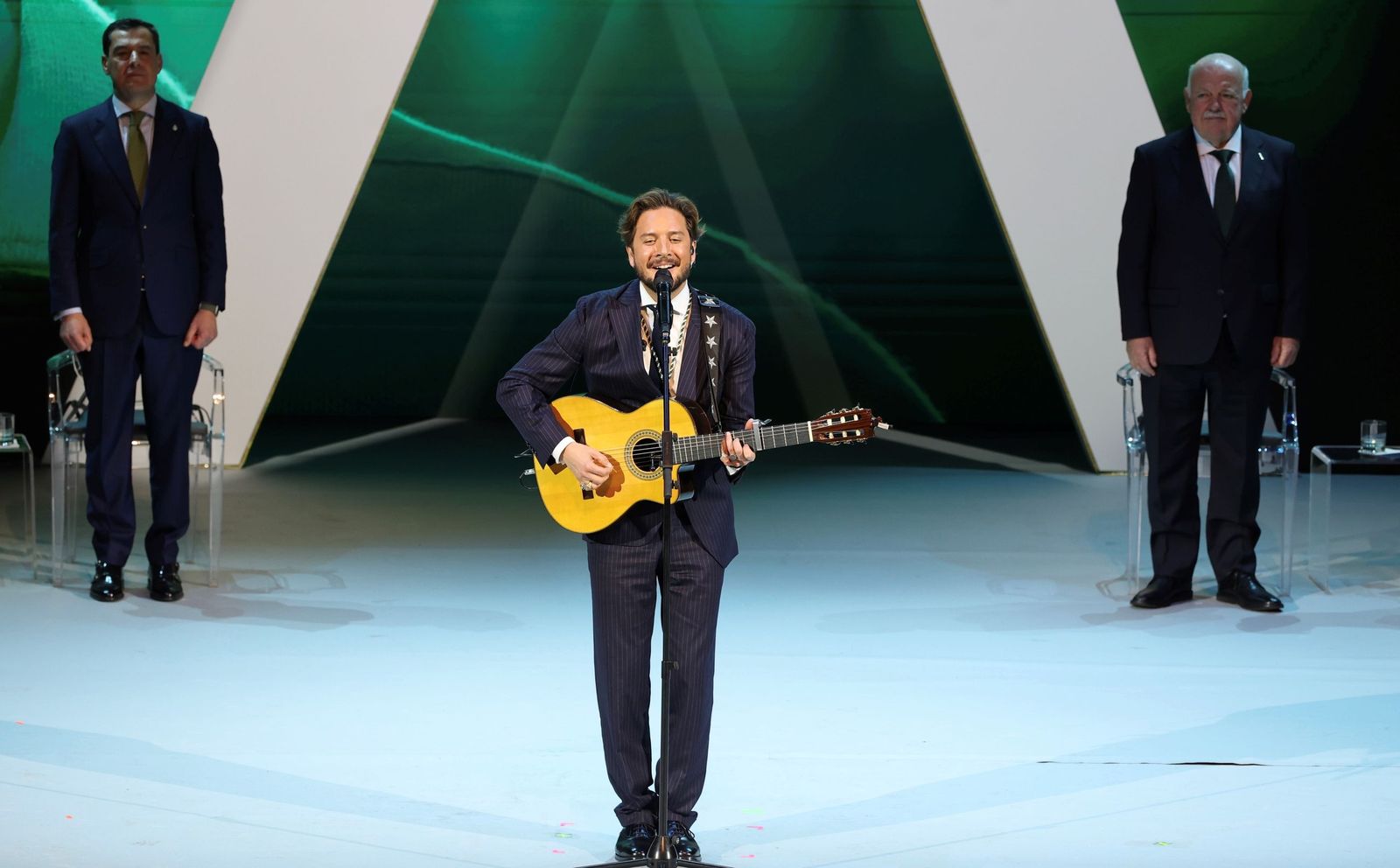 Manuel Carrrasco, durante su interpretación del himno de Andalucía.