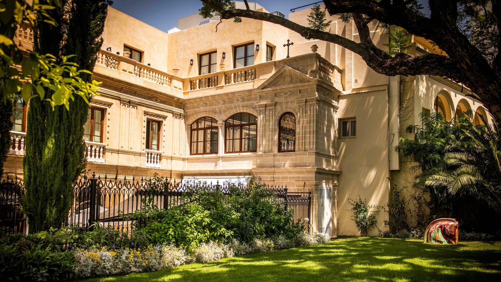 Imagen exterior de la Casa Palacio María Luisa.