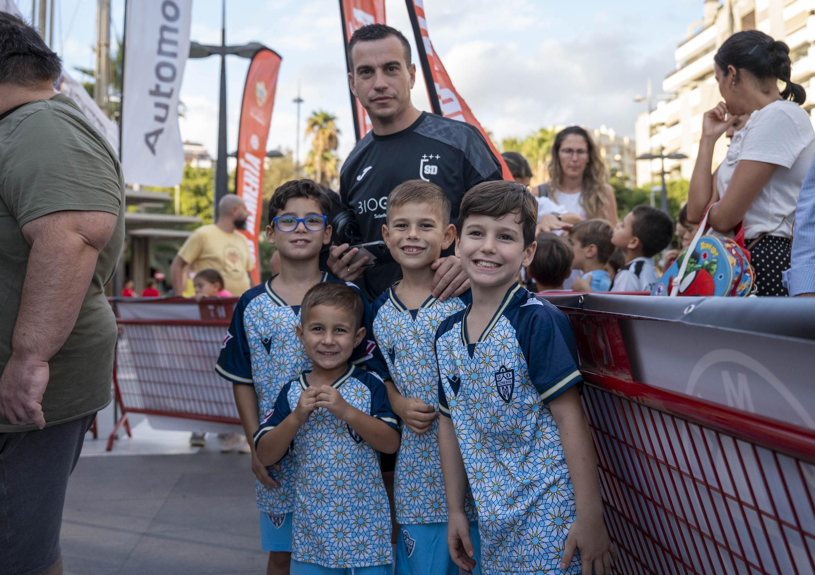 Los jugadores de la UDA Thalys y Andrés firman autógrafos