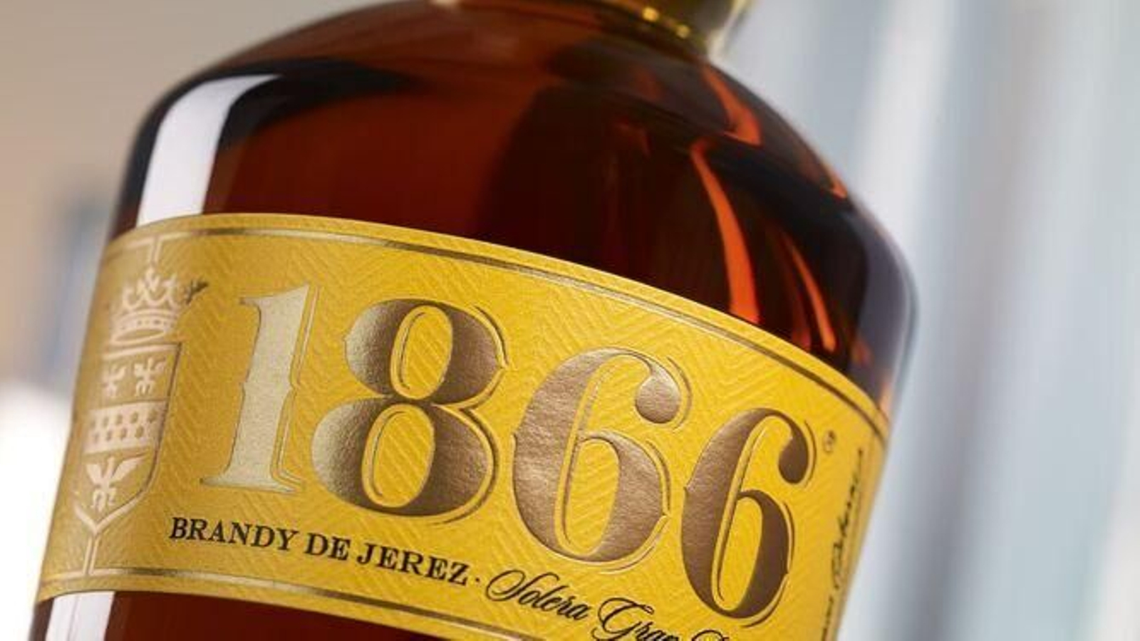 Detalle de la etiqueta de 1866 Brandy de Jerez Solera Gran Reserva, Premio Alimentos de España a la Mejor Bebida Espirituosa. Detalle de la etiqueta de 1866 Brandy de Jerez Solera Gran Reserva, Premio Alimentos de España a la Mejor Bebida Espirituosa.