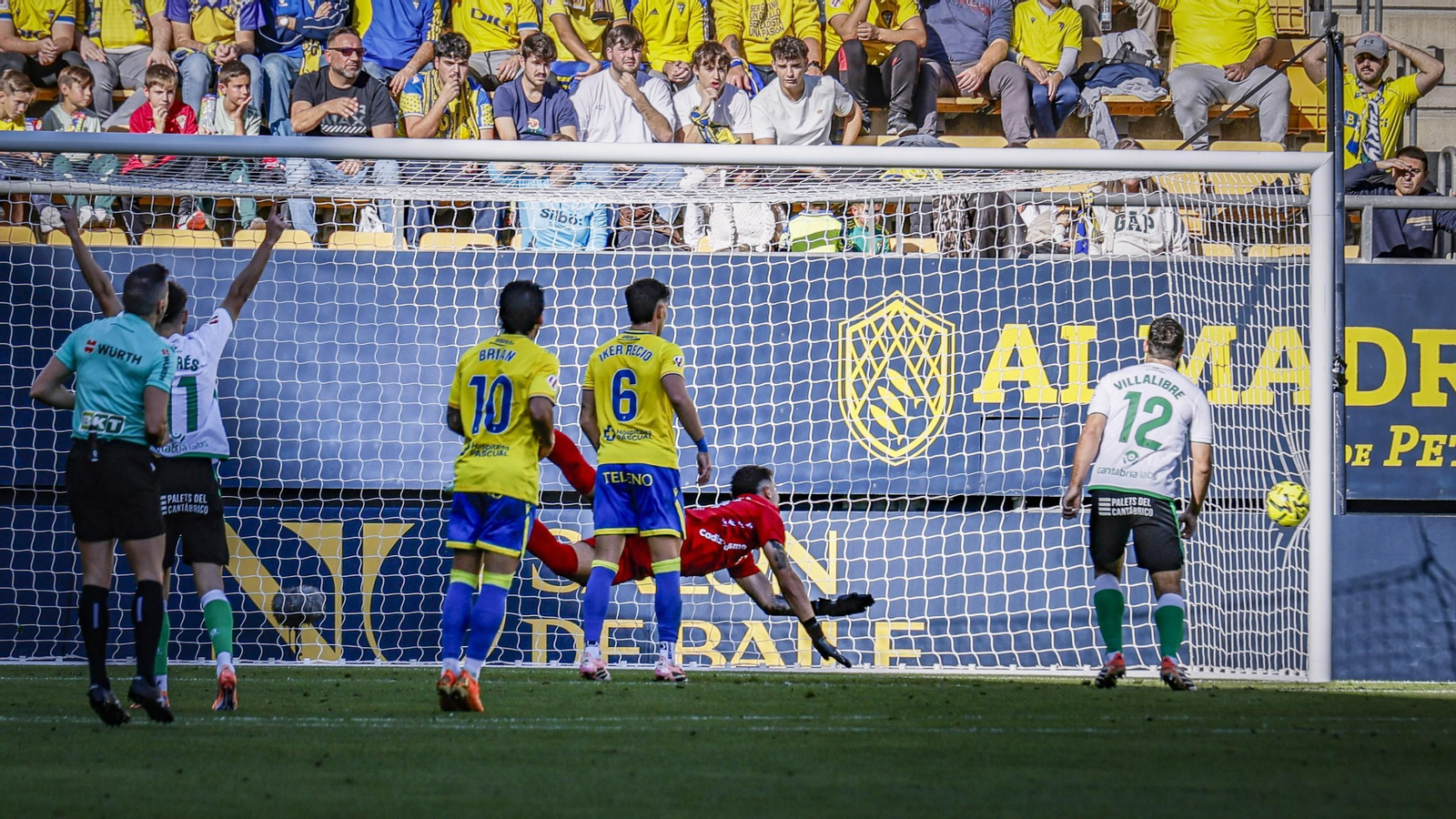 Búscate entre las imágenes del partido de fútbol Cádiz CF - Racing de Santander