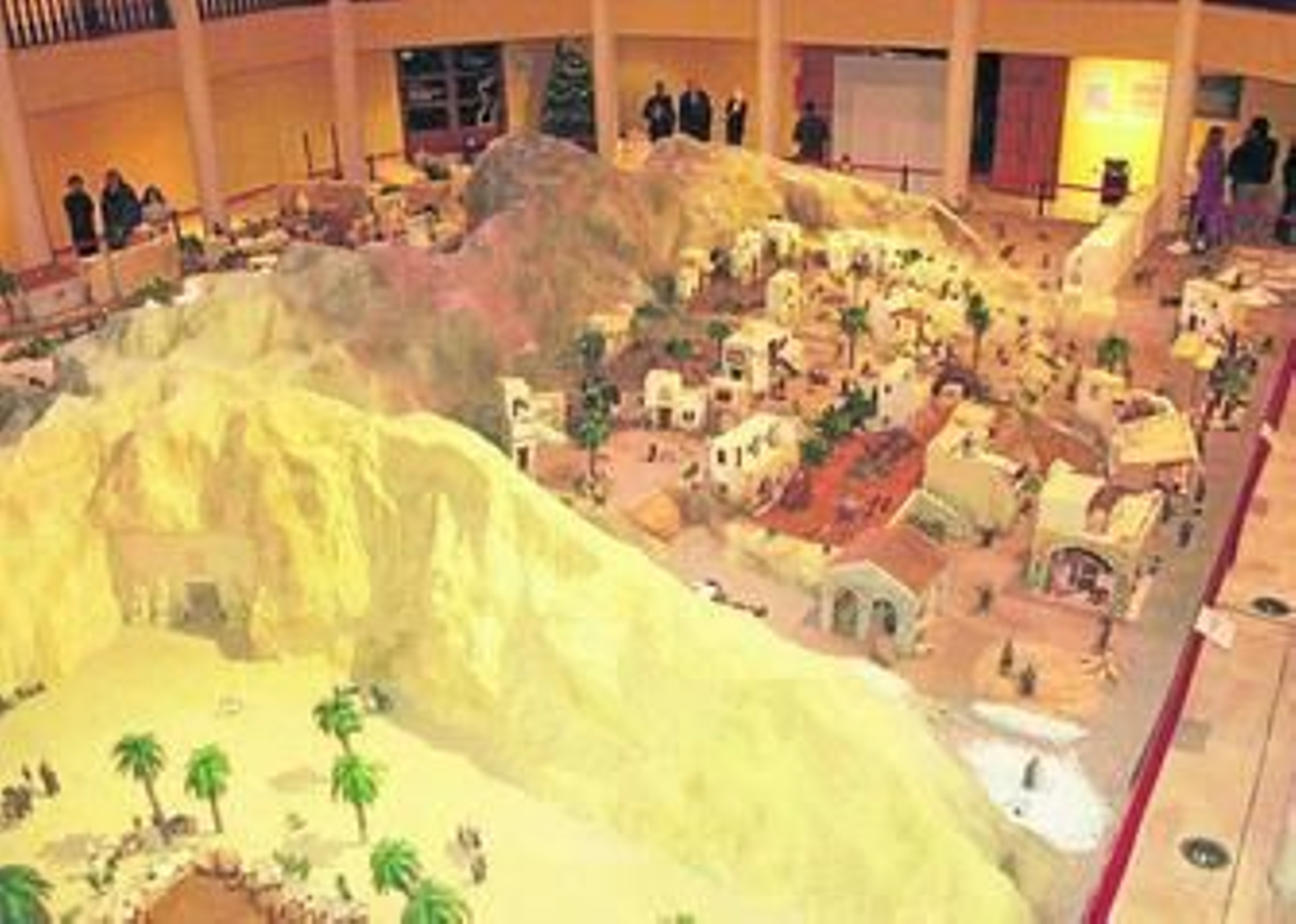 Más de 1.300 piezas llenan de vida el Belén del Castillo de Santa Ana