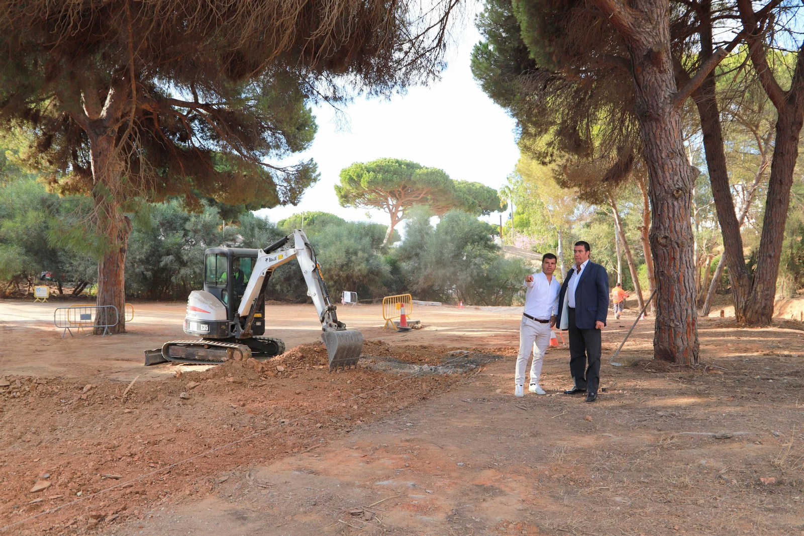 El edil de Obras, Diego López (I.), y el concejal del distrito de Las Chapas, Carlos Alcalá. El edil de Obras, Diego López (I.), y el concejal del distrito de Las Chapas, Carlos Alcalá.