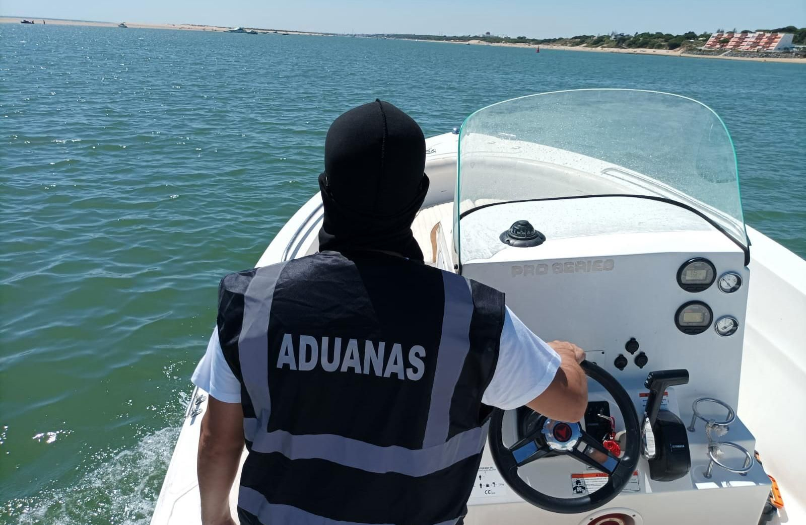 Un agente de Vigilancia Aduanera, frente al litoral onubense