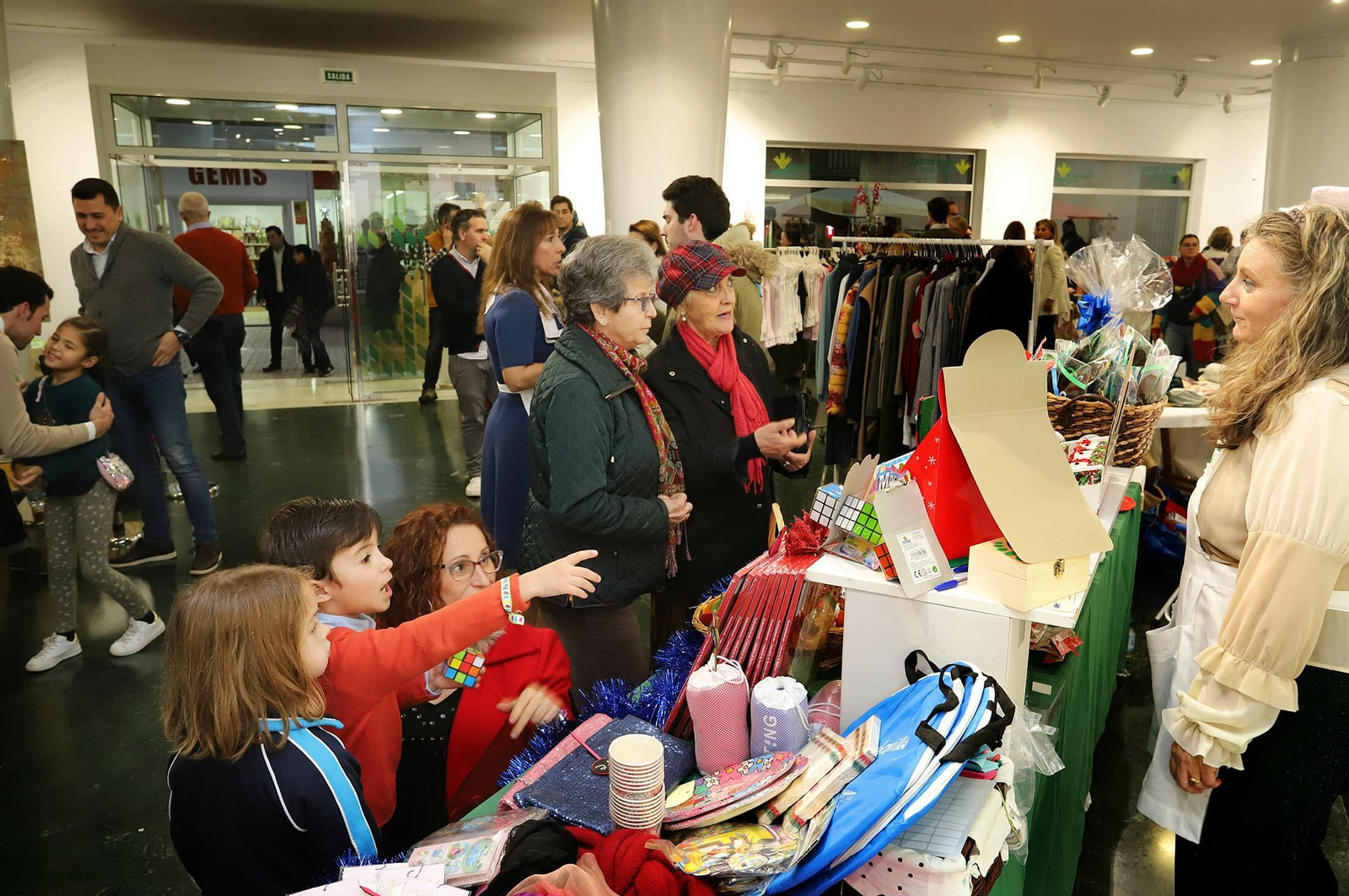 Imágenes del mercadillo navideño en Caja Rural del Sur