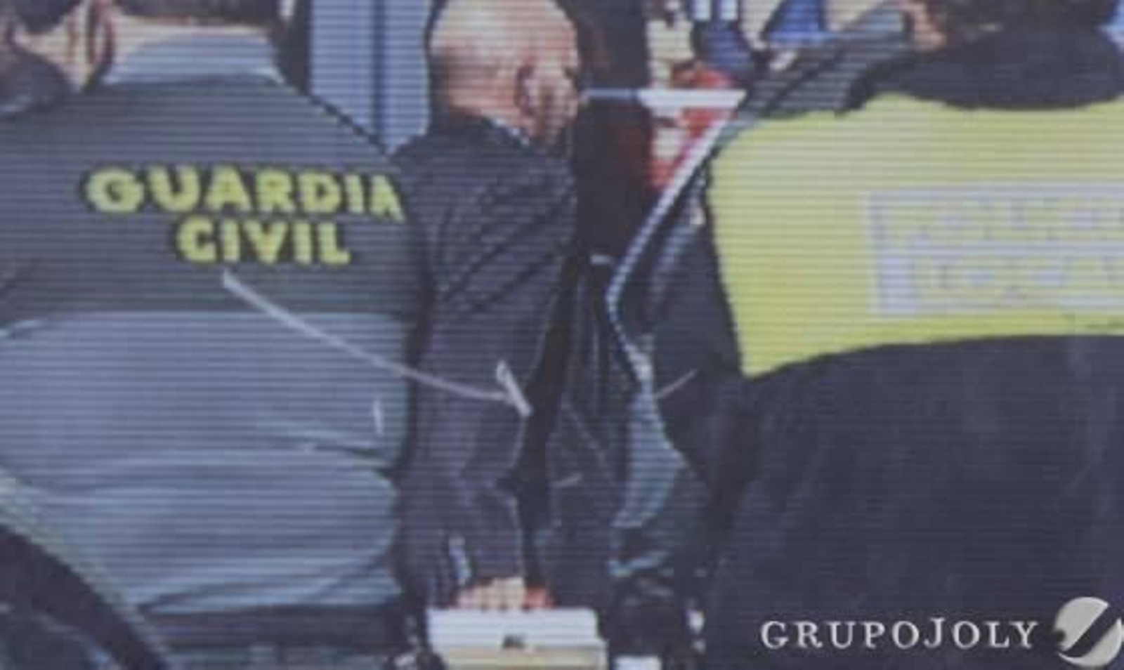 Momento en el que era sacado de la casa el segundo bebé hallado en un congelador.