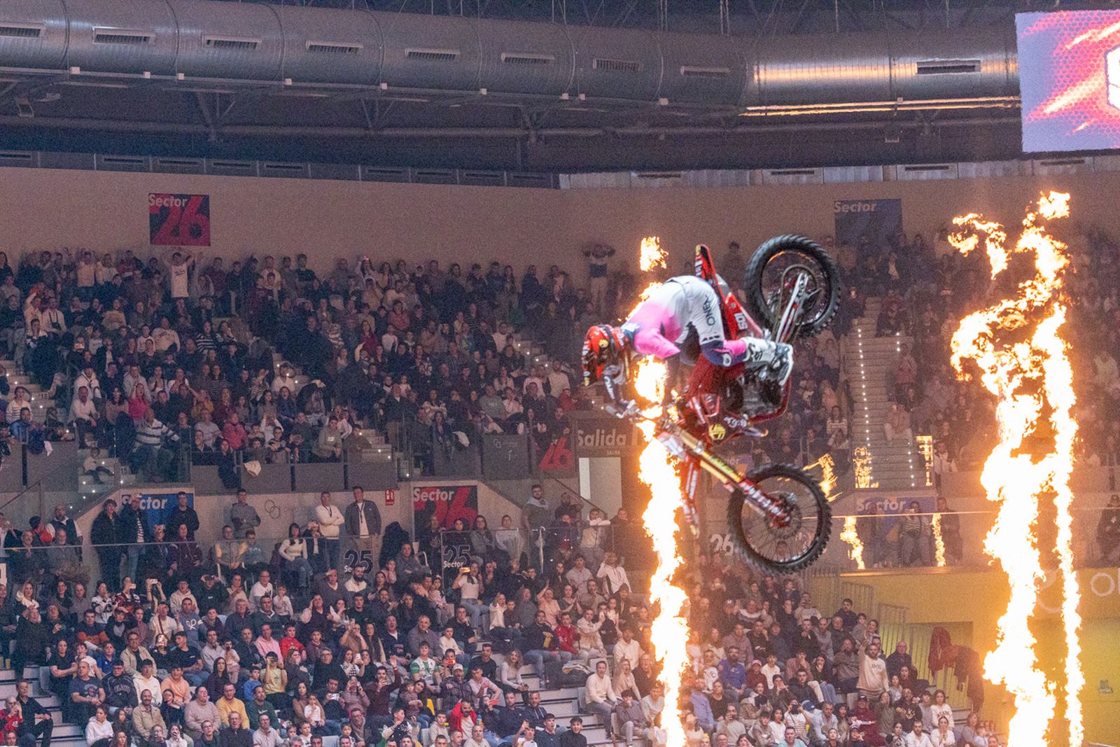 En imágenes: el Olivo Arena vibra con piruetas y motor en estado puro en el Soloflow Freestyle (2)