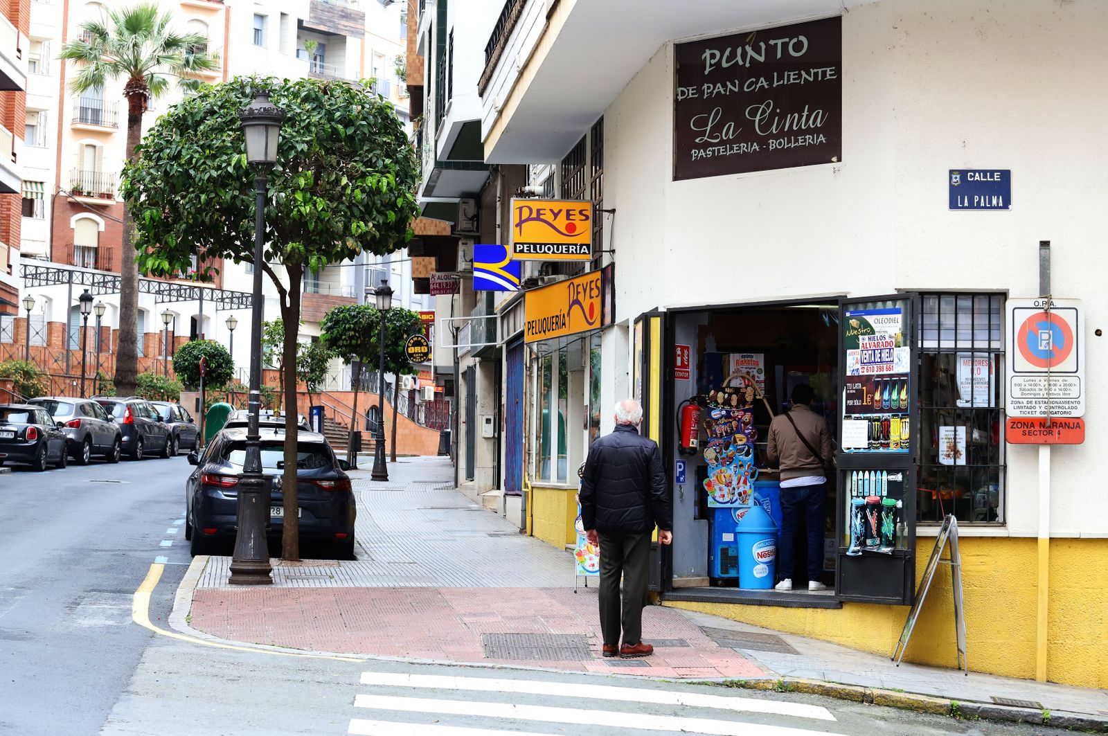 Imágenes de la actividad en las pequeñas tiendas de alimentación, fruterías y pescaderías