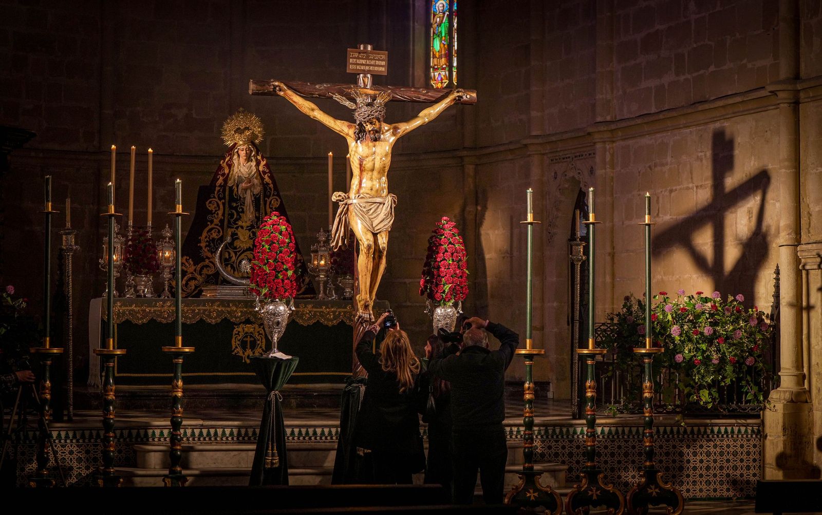 Imágenes del primer viernes de marzo de tradicionales besapiés y besamanos