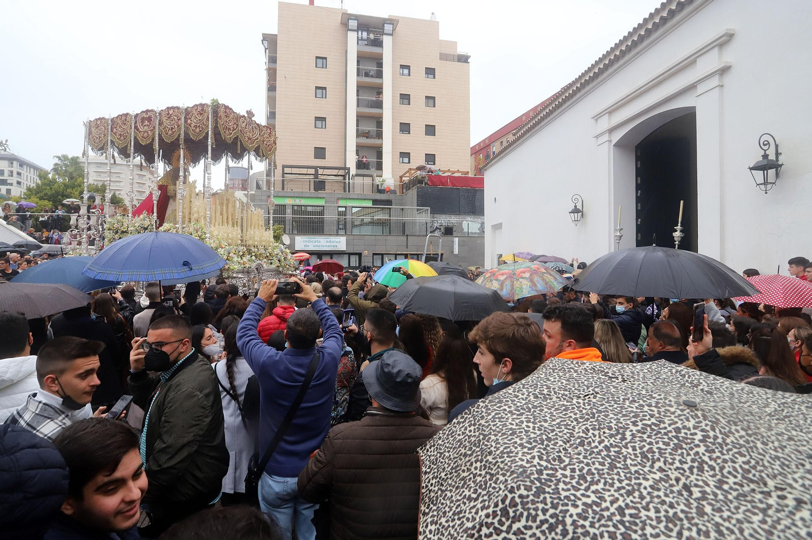 Imágenes de la procesión del Cautivo  bajo la lluvia en Huelva