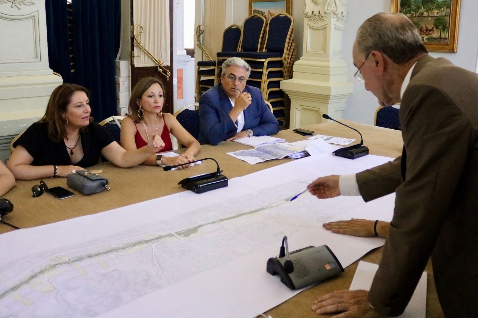 Reunión de la consejera de Agricultura y el alcalde de Málaga.