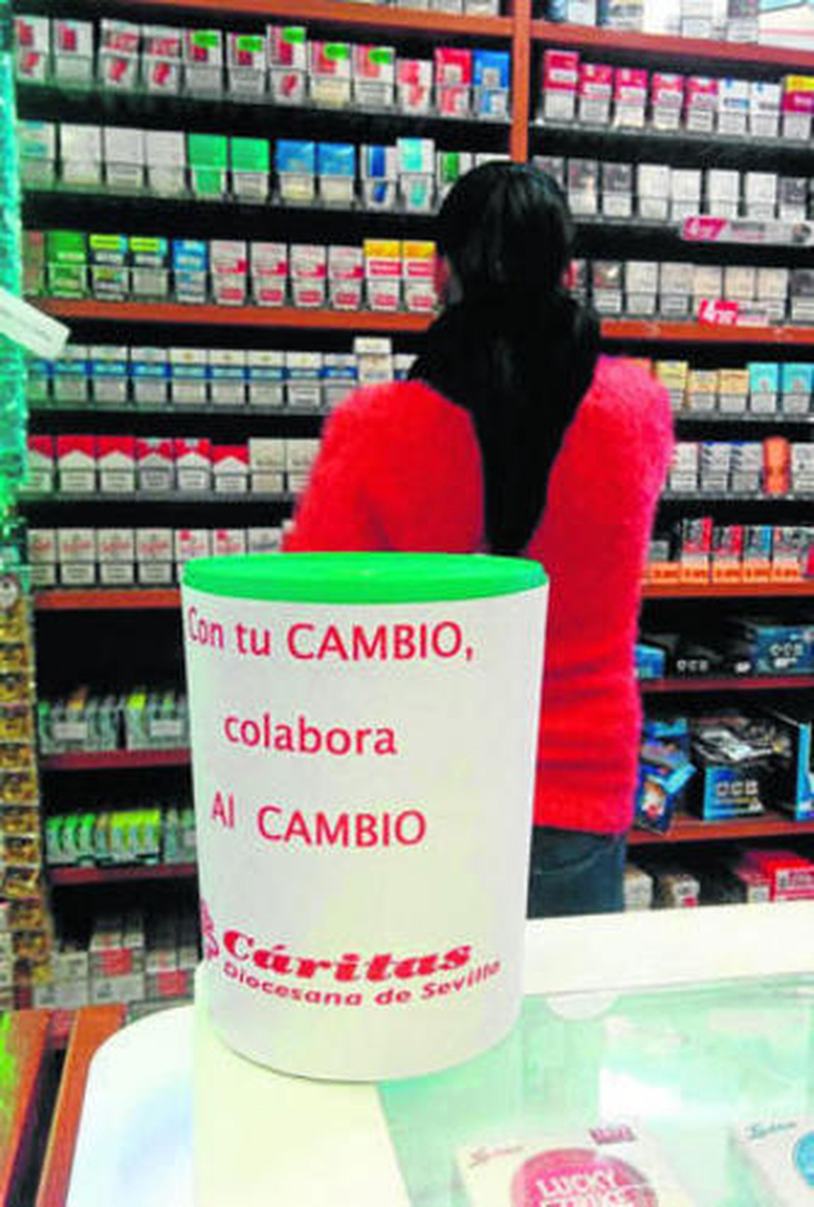 Una hucha, colocada en un estanco de Sevilla.