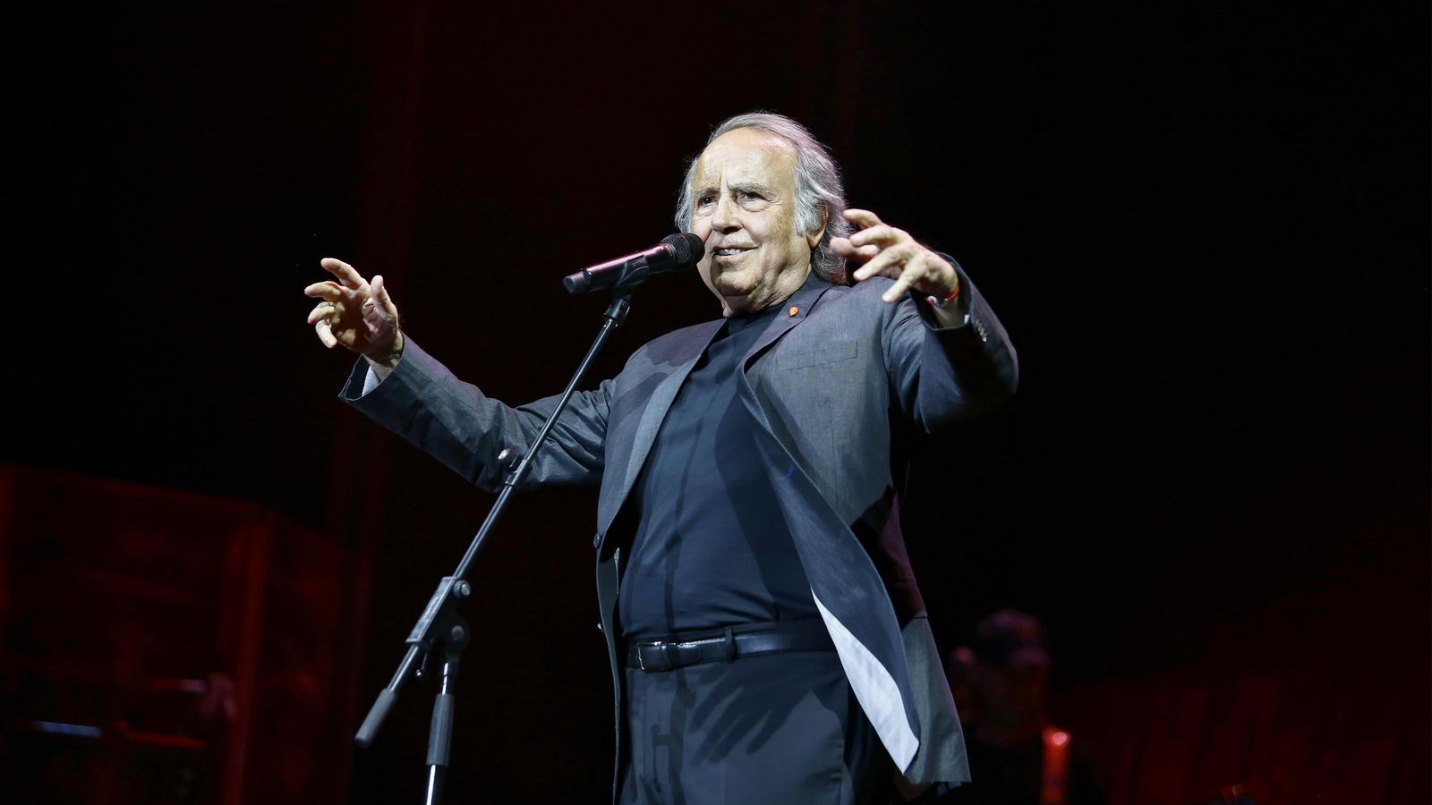 Habló con el público, contó y cantó sus historias lleno de buen humor.