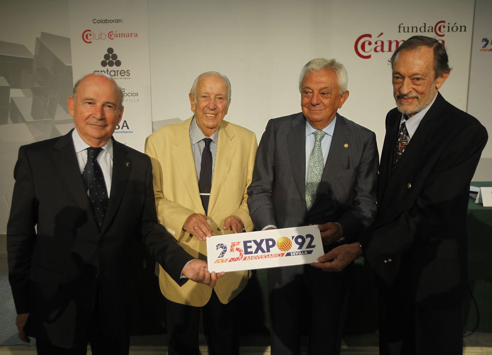 Julio Cuesta, Manuel Olivencia, Francisco Herrero y Emilio Cassinello en una foto de familia antes de abrir la mesa redonda sobre la Expo 92.