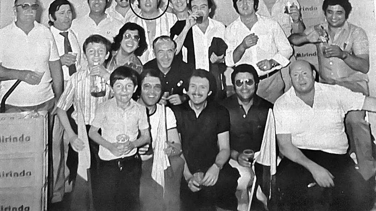 Rafael Ramírez Pérez celebrando el primer ascenso del Cádiz Club de Fútbol con un grupo de conocidos gaditanos.