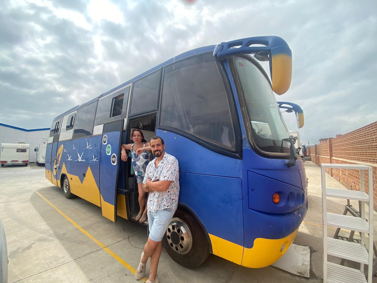 Carlos y Linda fuera de su autobús
