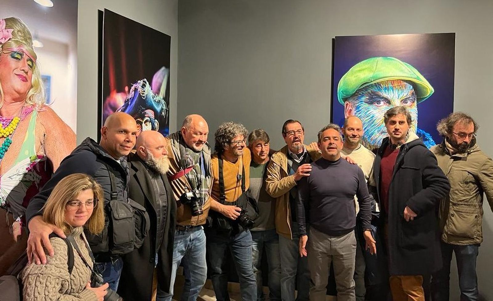 Julio González, con un gran numero de compañeros de la profesión, durante la inauguración de su exposición en la Fundacion Cajasol.