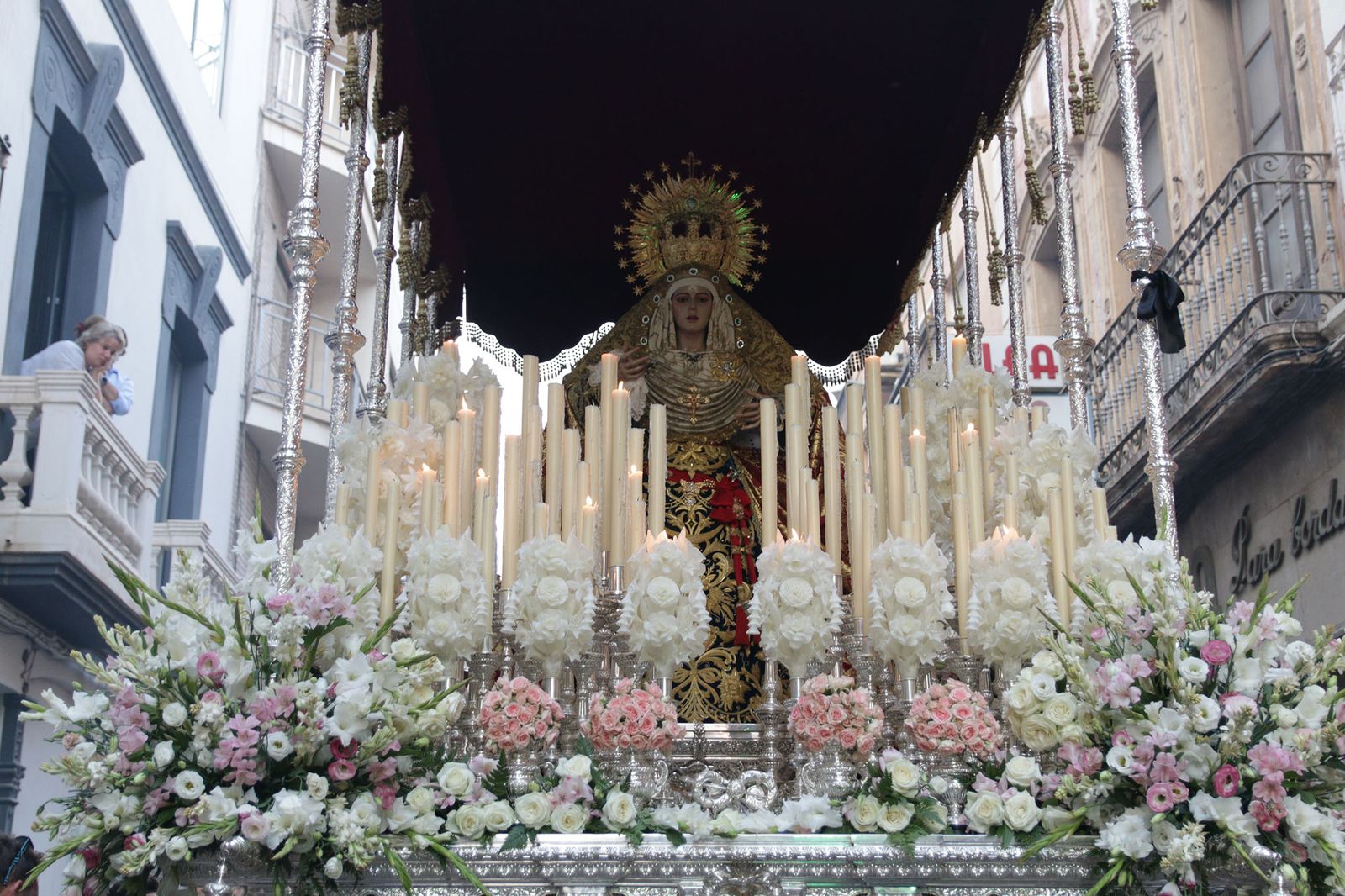 Imágenes de La Magna por las calles de Almería