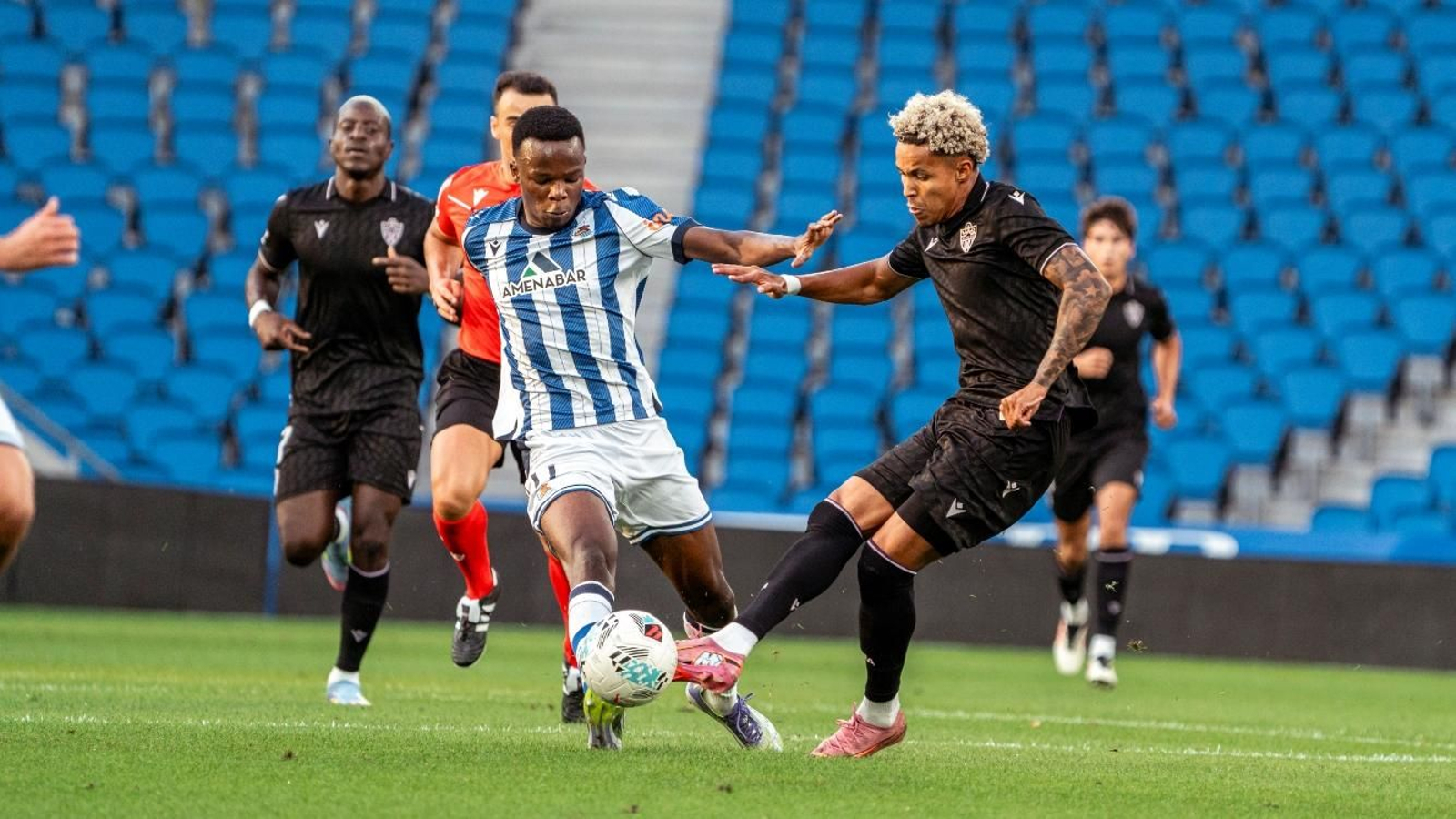 Lázaro Vinícius, titular en el duelo ante los donostiarras.