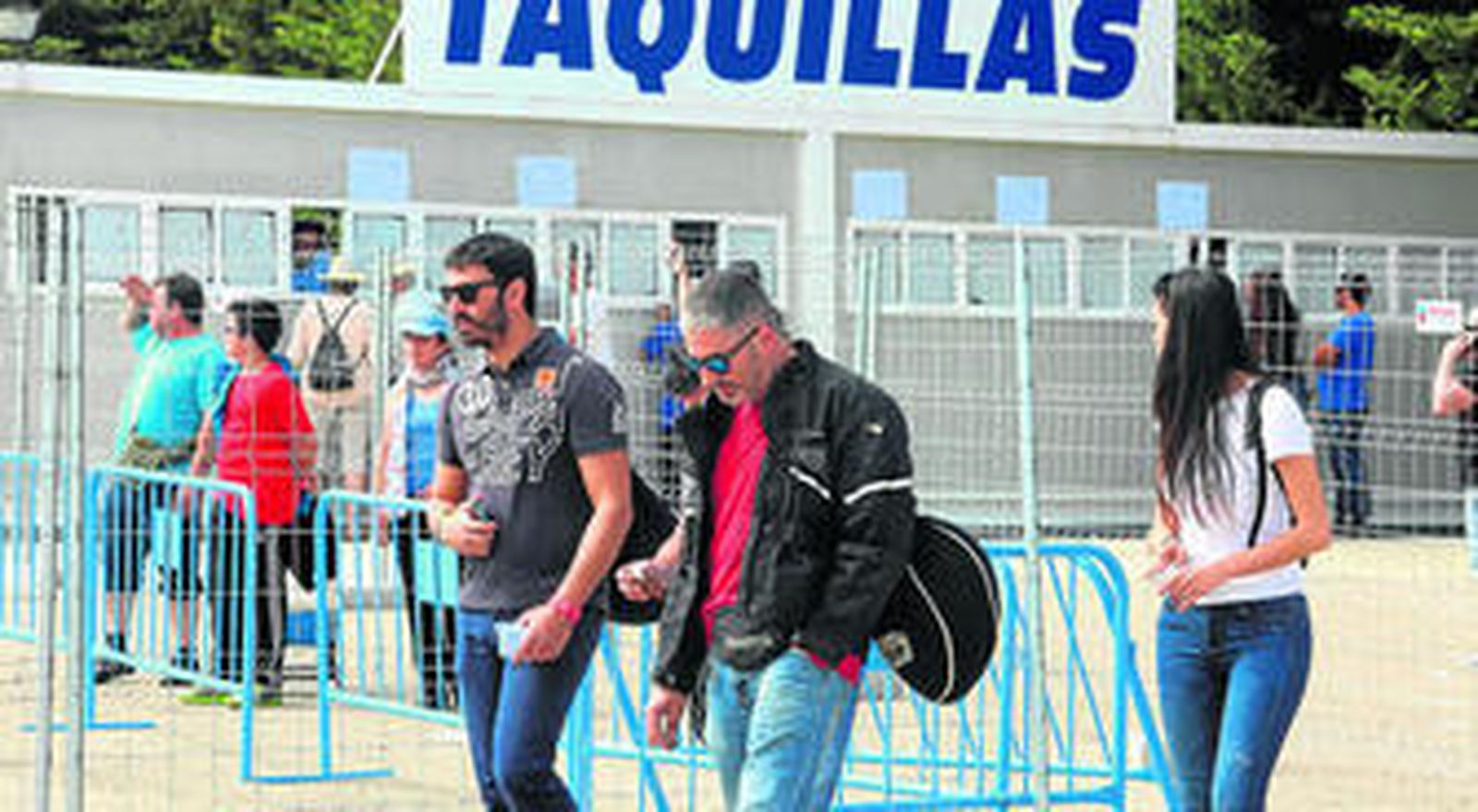 Varios aficionados, con su entrada en la mano, se disponen a acceder al Circuito en la mañana de ayer.