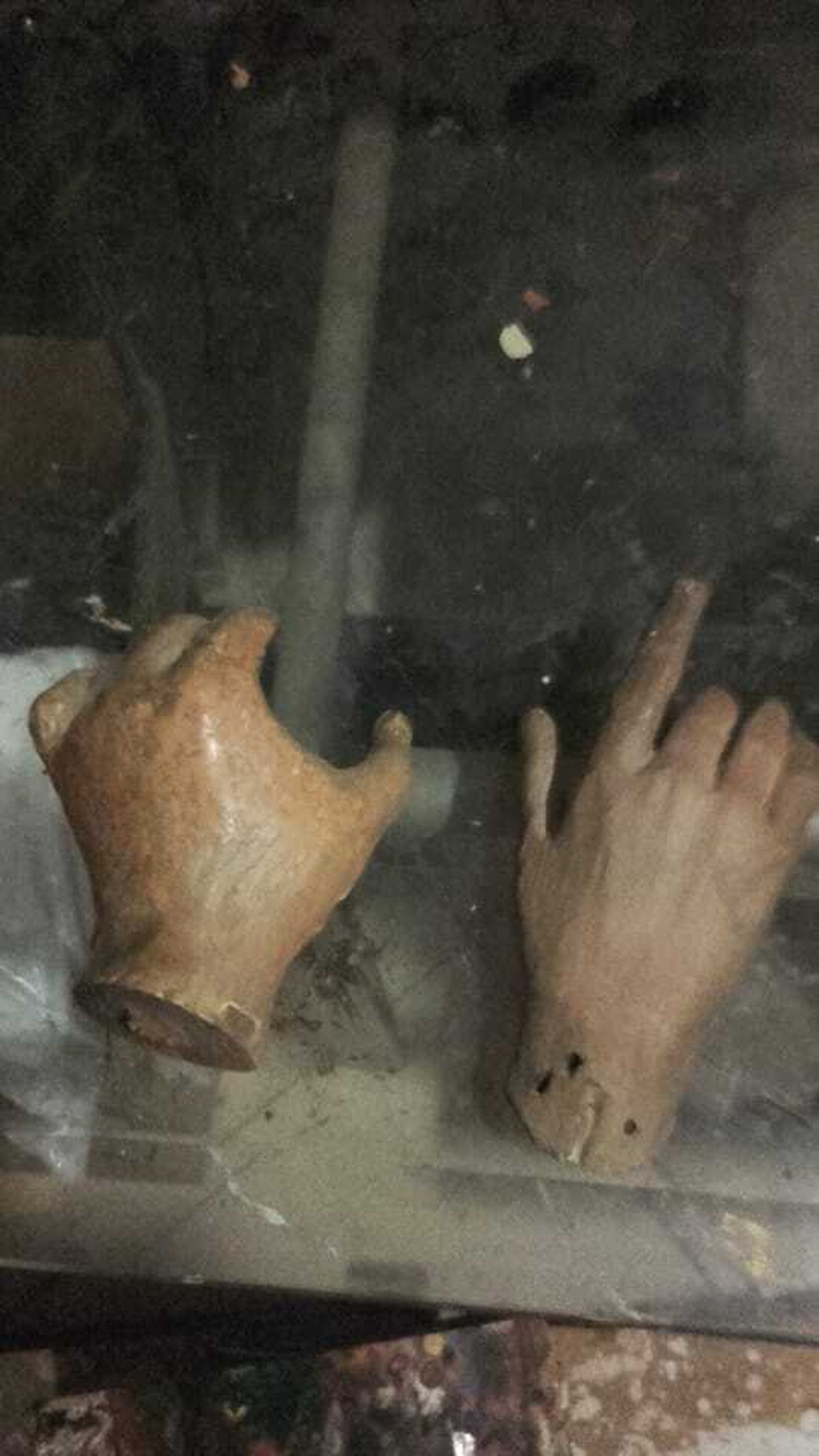 Las manos, distintas entre sí, que tenía la talla de la Santa.