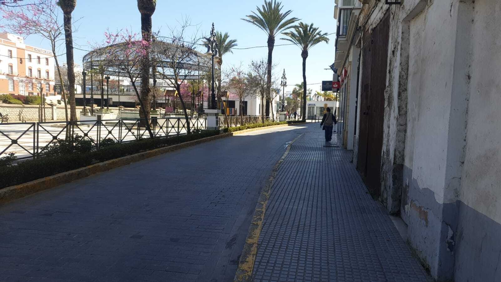 Vista de la Alameda del Río cortada al tráfico.