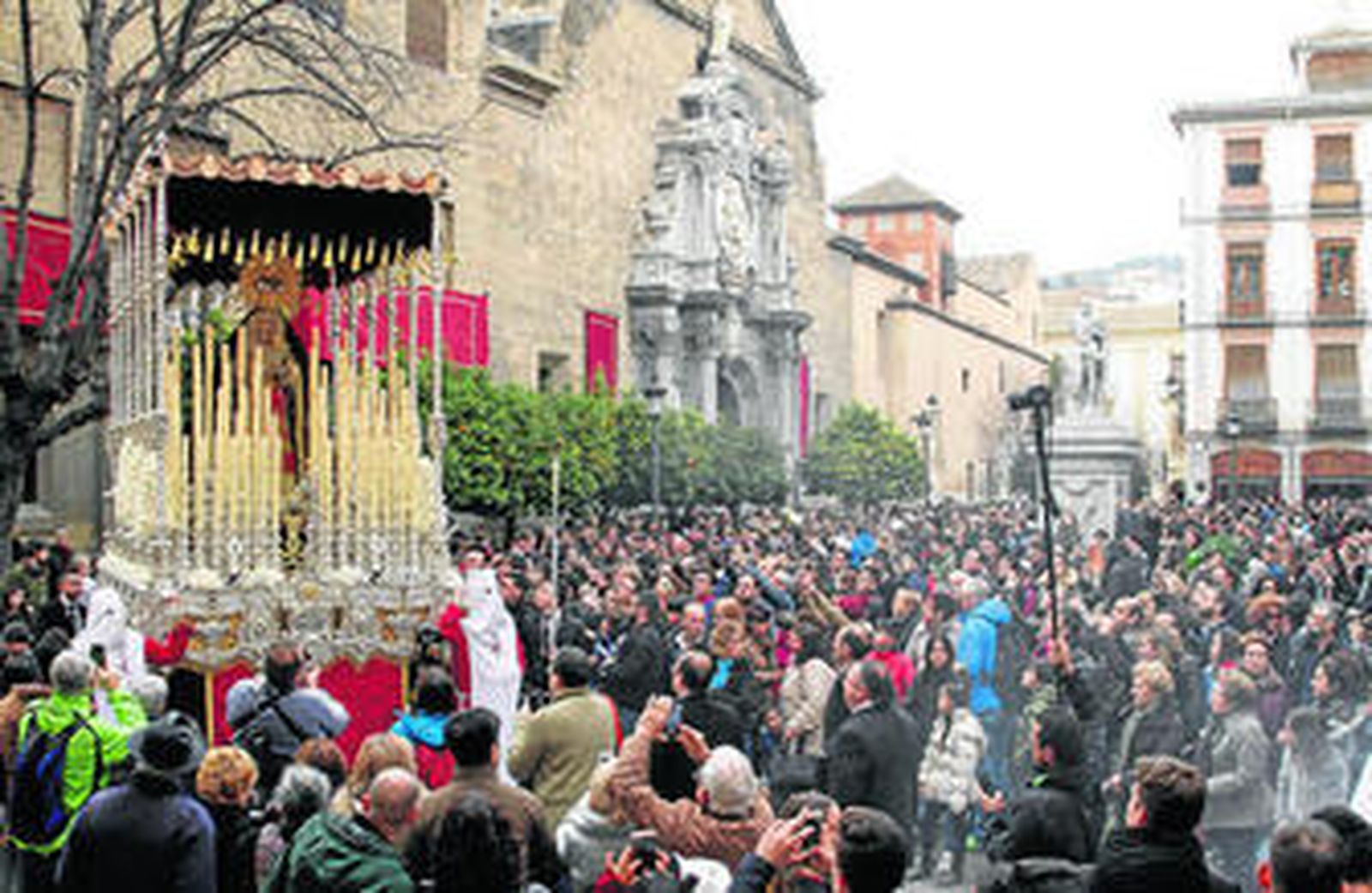 La plaza de Derecho, abarrotada para ser testigos de la primera salida de los Remedios.
