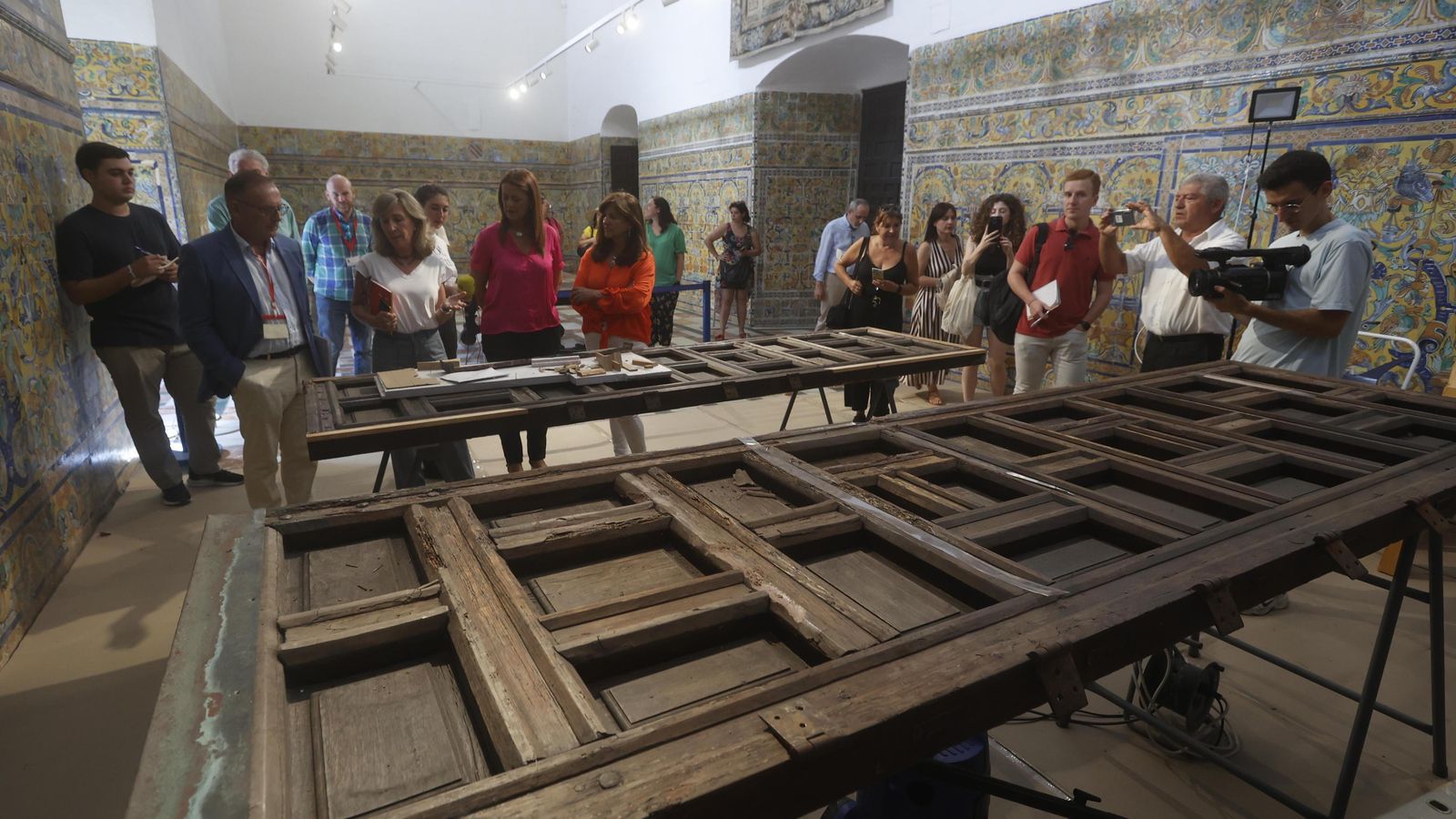 Una de las puertas en restauración.