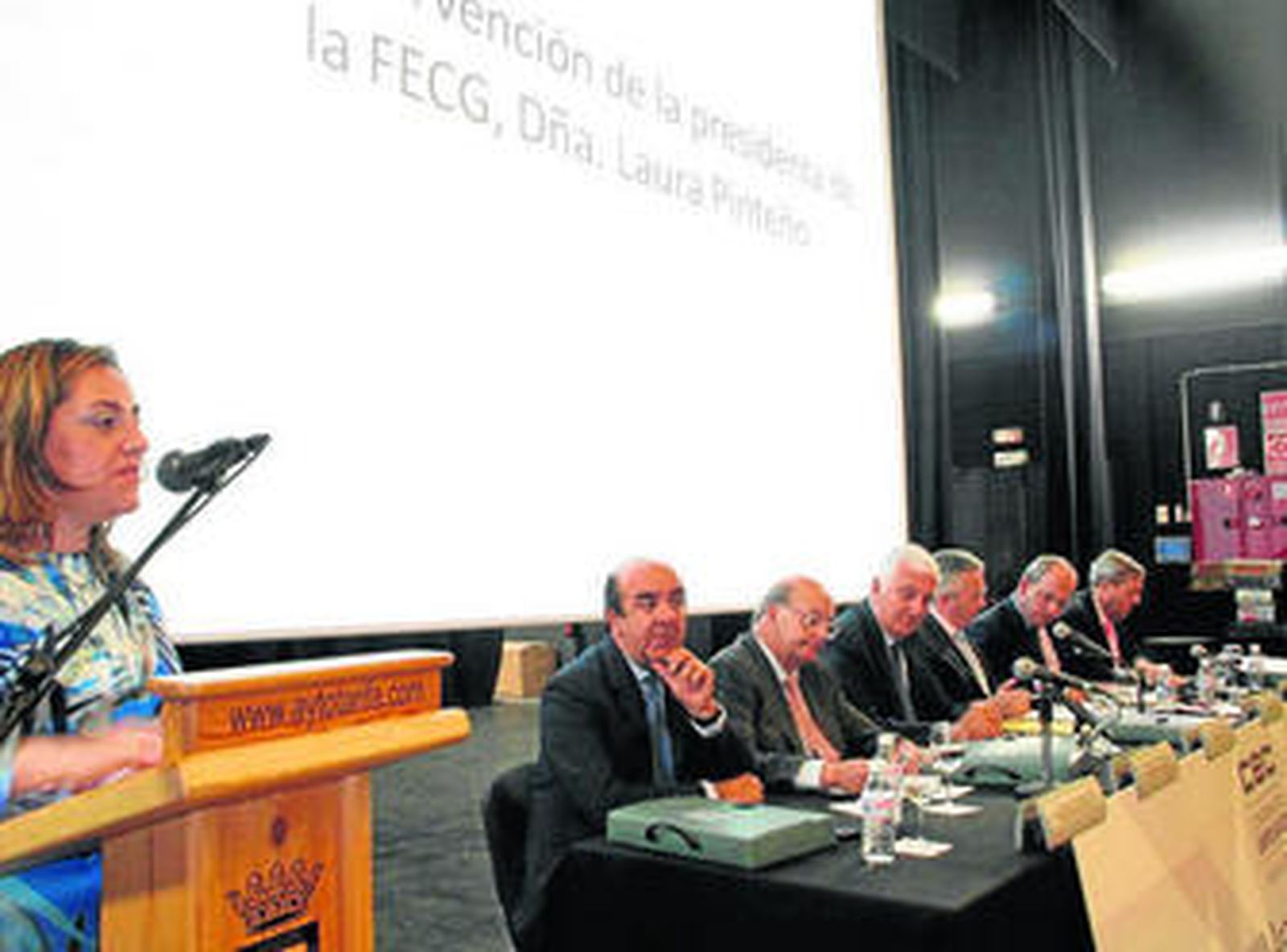 Un instante de la asamblea de la CEC celebrada ayer en el teatro Alameda de Tarifa.