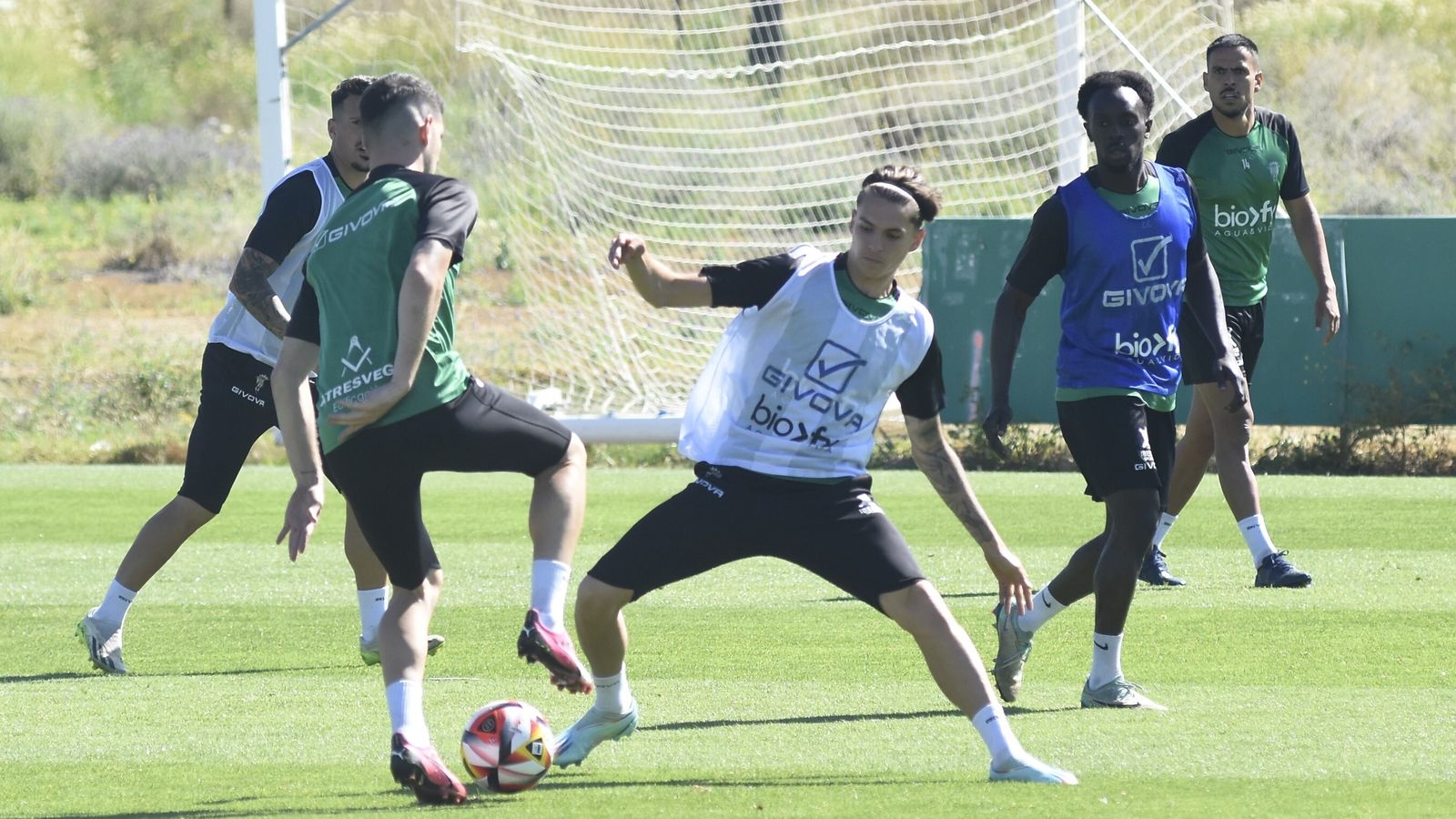 Toril pisa el balón ante Álex Sala en un entrenamiento del Córdoba CF.