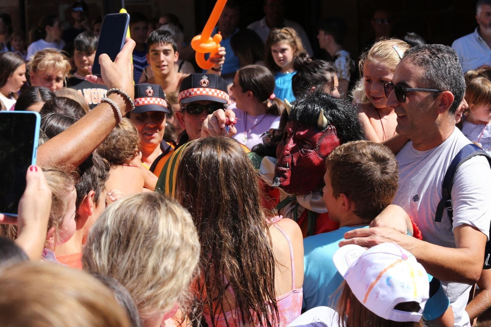 Las mejores imágenes de la fiesta de la Diablilla en Montoro: sustos, diversión y un espectacular tobogán gigante