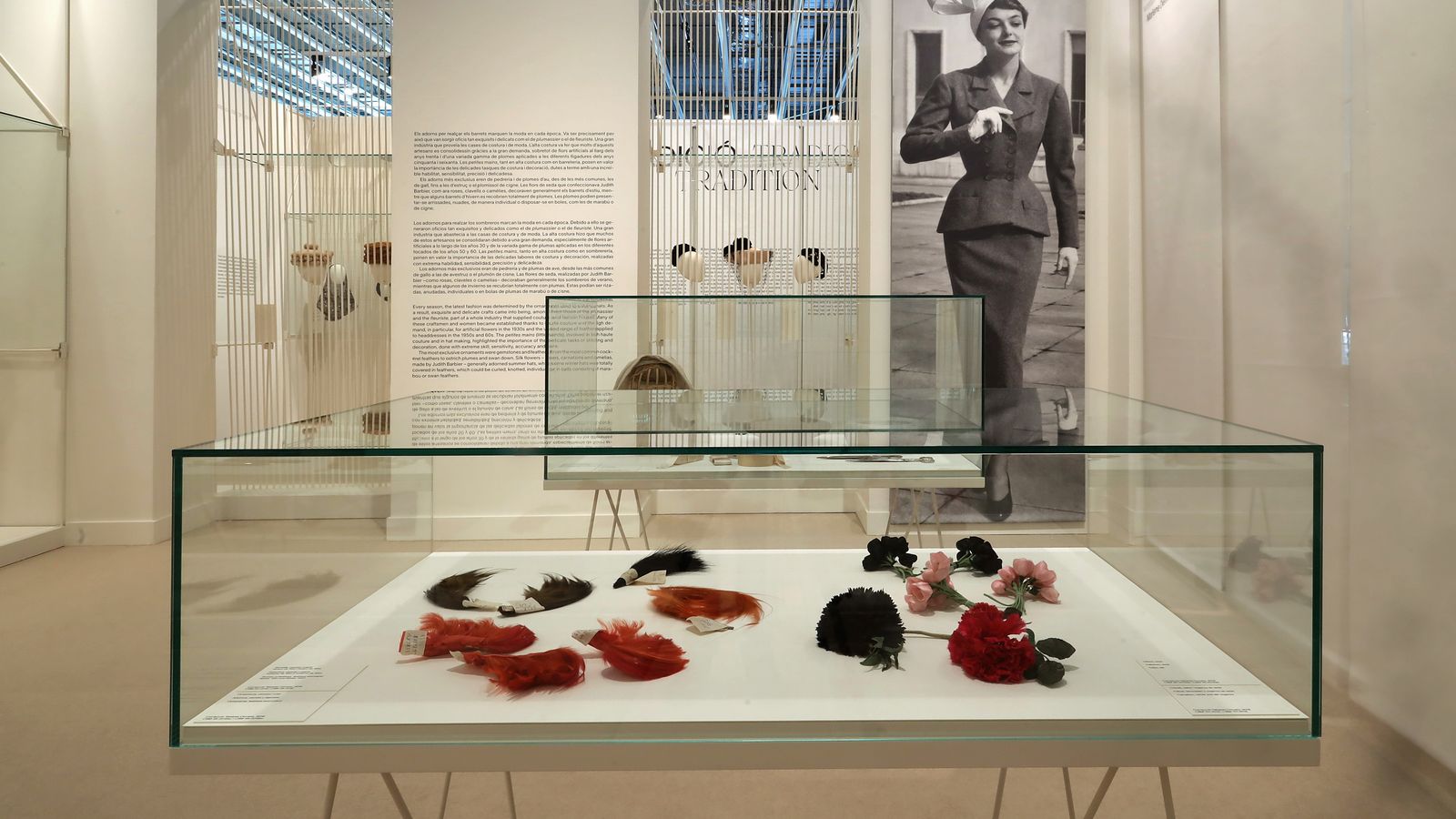 En la vitrina en primer plano, material usado por Balenciaga para crear sus sombreros.