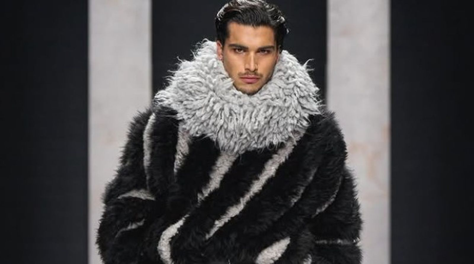 Antonio López en Milán desfilando para la firma Dolce Gabbana.