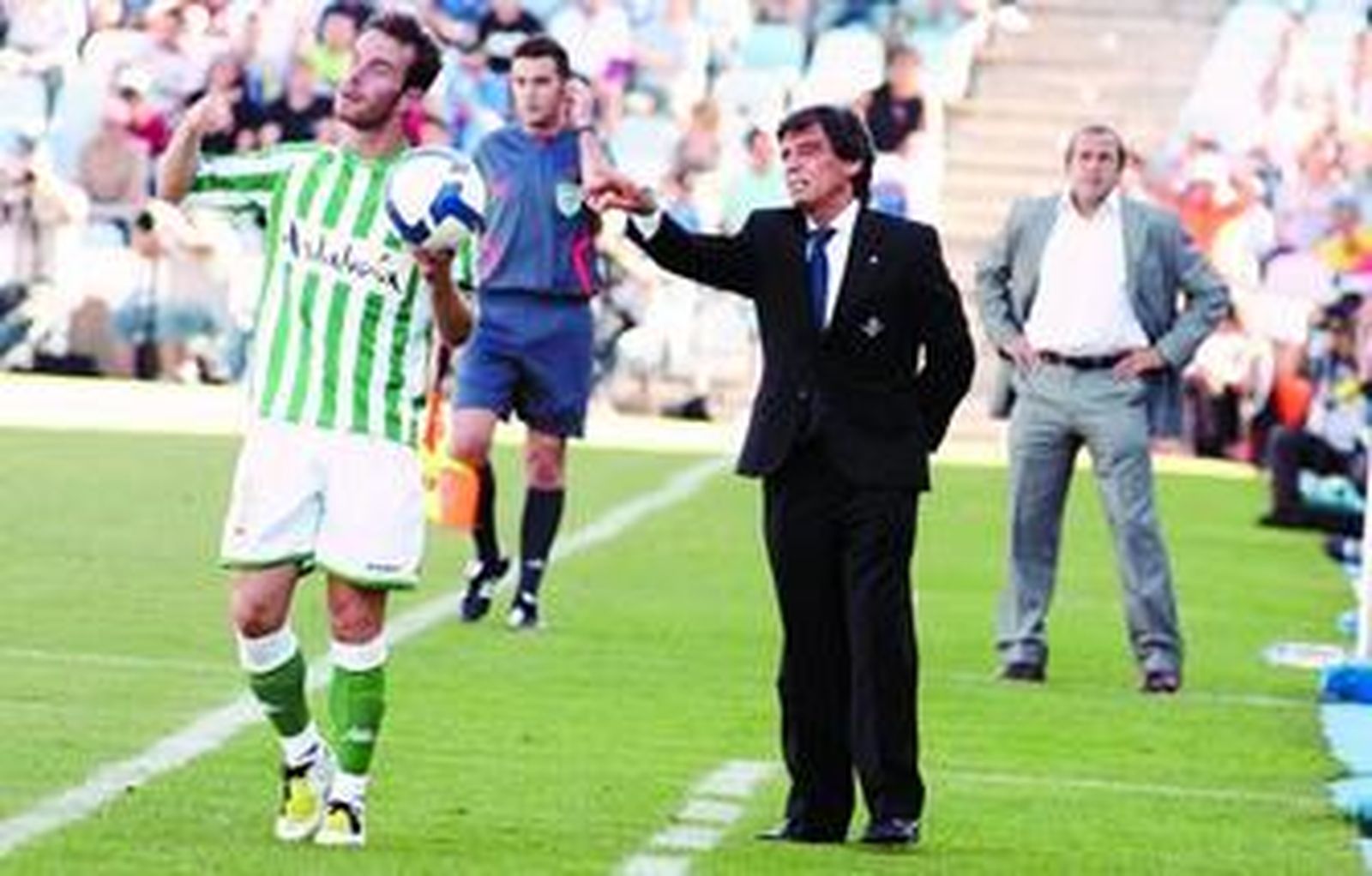 Paco Chaparro dirige a sus jugadores, con Víctor Muñoz al fondo.