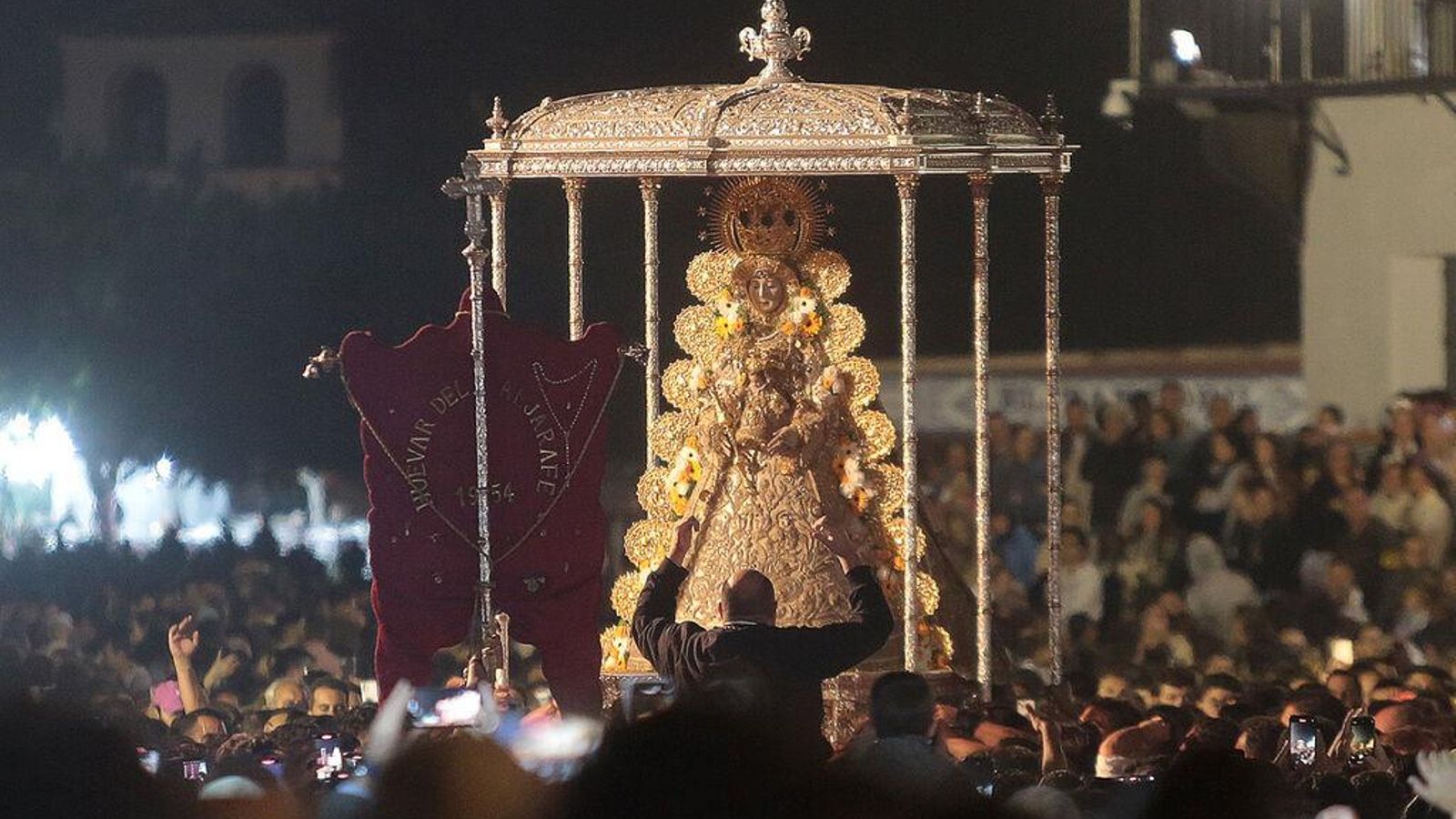 La Virgen del Rocío ante el simpecado de Huevar.